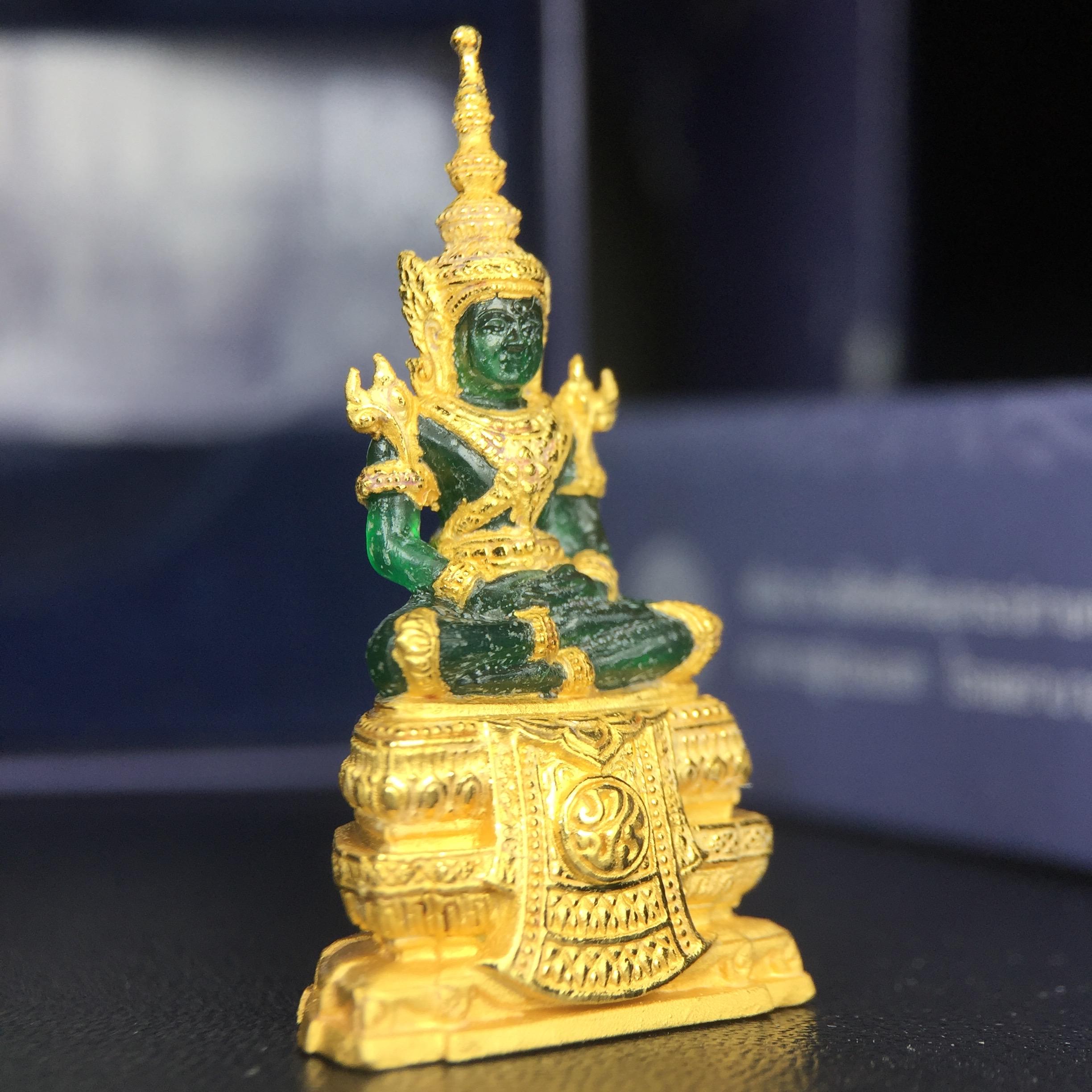 พระแก้วมรกต ภปร. จัดสร้างโดย รพ.ภูมิพลฯ ปี2547 ลอยองค์ขนาดหน้าตัก 1/2 นิ้ว เนื้อเรซิ่นหุ้มทองคำ99.99 งดงามทรงคุณค่าอีกหนึ่งรุ่นยอดนิยม หายาก