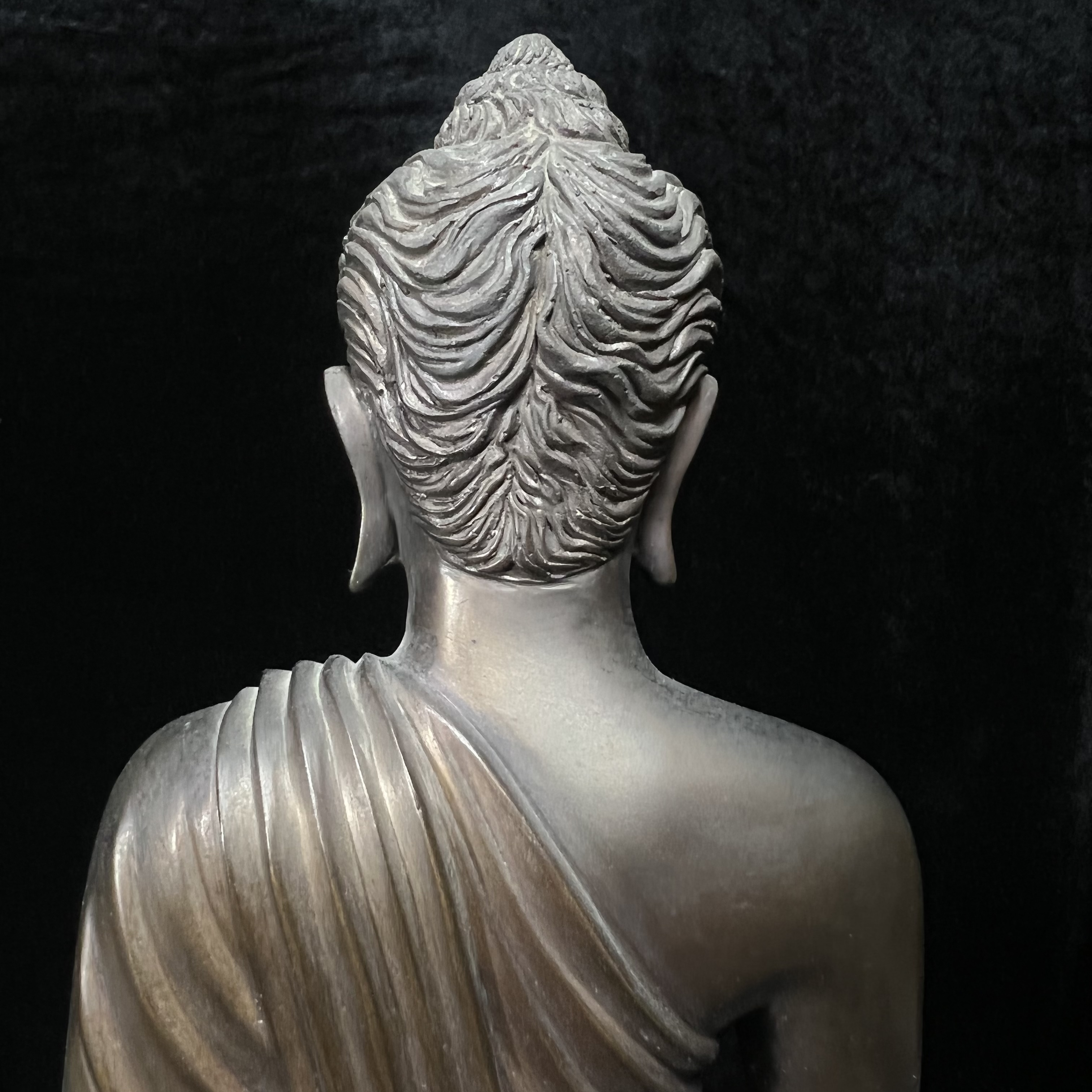 พระพุทธสิทธัตถศาสดา 100 ปี กรมบัญชีกลาง พ.ศ.2533(รุ่นแรก) เนื้อโลหะสำริด รมมันปู หน้าตัก 5.9 นิ้ว (พิธีใหญ่ ศิลป์สวย หายาก)(พระราชทานเม็ดพระธาตุ บรรจุมวลสารใต้ฐานองค์พระ)องค์หมายเลข 63(ผลรวมได้ 9 เลขมหามงคลเจริญก้าวหน้าในทุกด้าน)