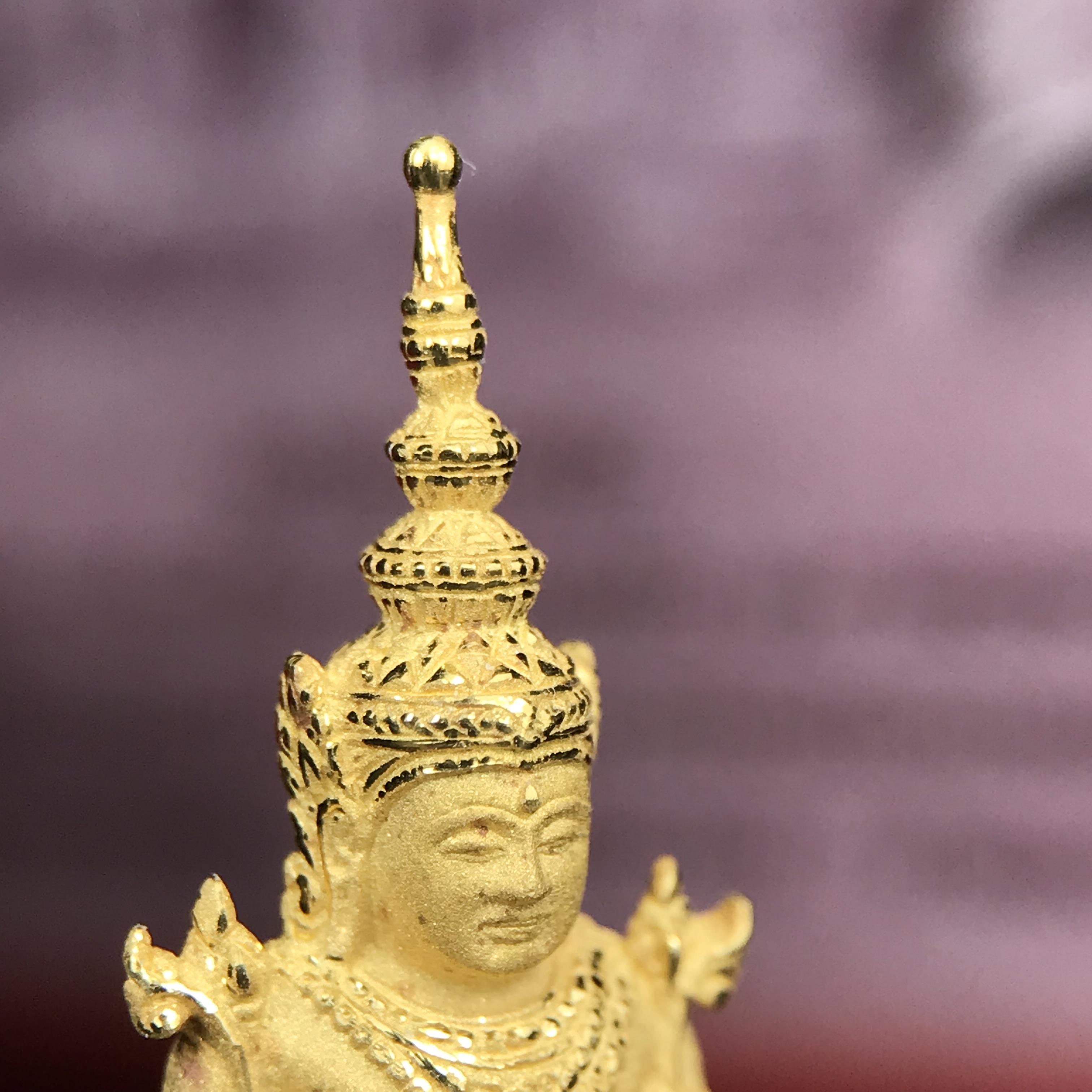 พระแก้วมรกต ภปร.(รุ่นแรก) ปี2545 รุ่นฉลองกรุงรัตนโกสินทร์ครบ 220 ปี พิมพ์ลอยองค์ใหญ่ เนื้อทองคำบริสุทธิ์ 96.5%(15.2 กรัม) ขนาด 19*35 มม.ครบสมบูรณ์(องค์หมายเลข ๓๓)(เลขคู่สวย)สุดยอดมงคลแผ่นดินที่ควรเก็บรักษา บูชาเป็นมงคลชีวิต(สวยงามและหายากมาก)(1ใน1000องค์)