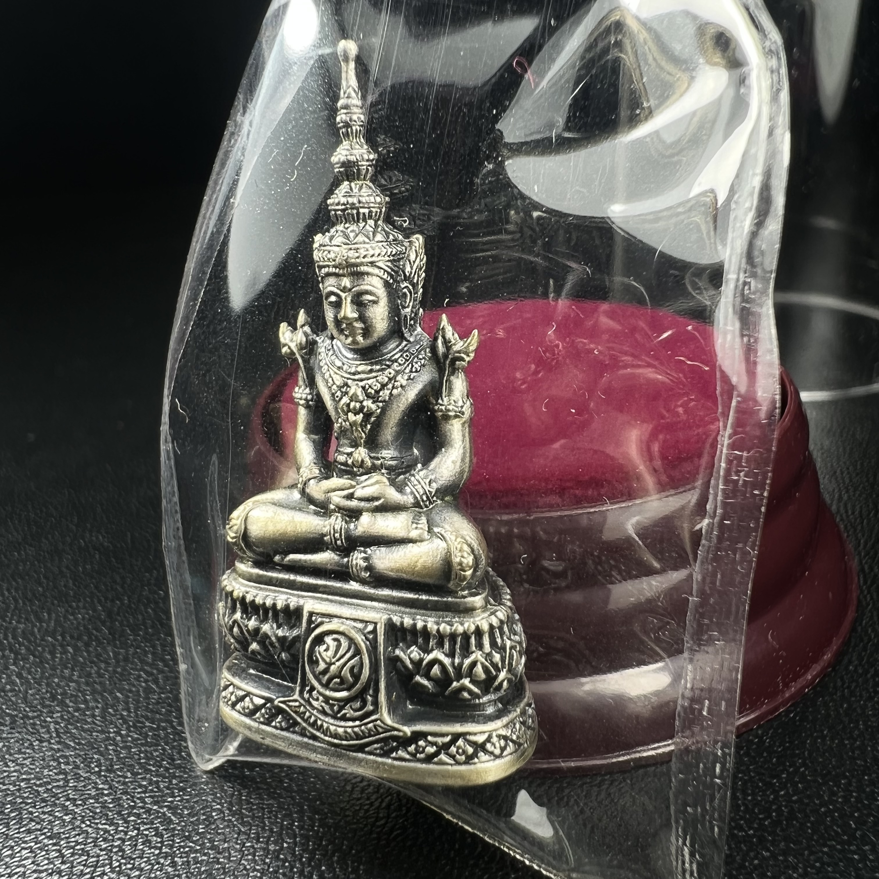 พระแก้วมรกต ภปร.(รุ่นแรก) ปี2545 รุ่นฉลองกรุงรัตนโกสินทร์ครบ 220 ปี พิมพ์ลอยองค์ใหญ่ เนื้ออัลปาก้า ชุบเงินลงดำ ขนาด 19*35 มม. พร้อมครอบตั้งโชว์เดิม องค์พระซีนซองเดิม สวยครบสมบูรณ์