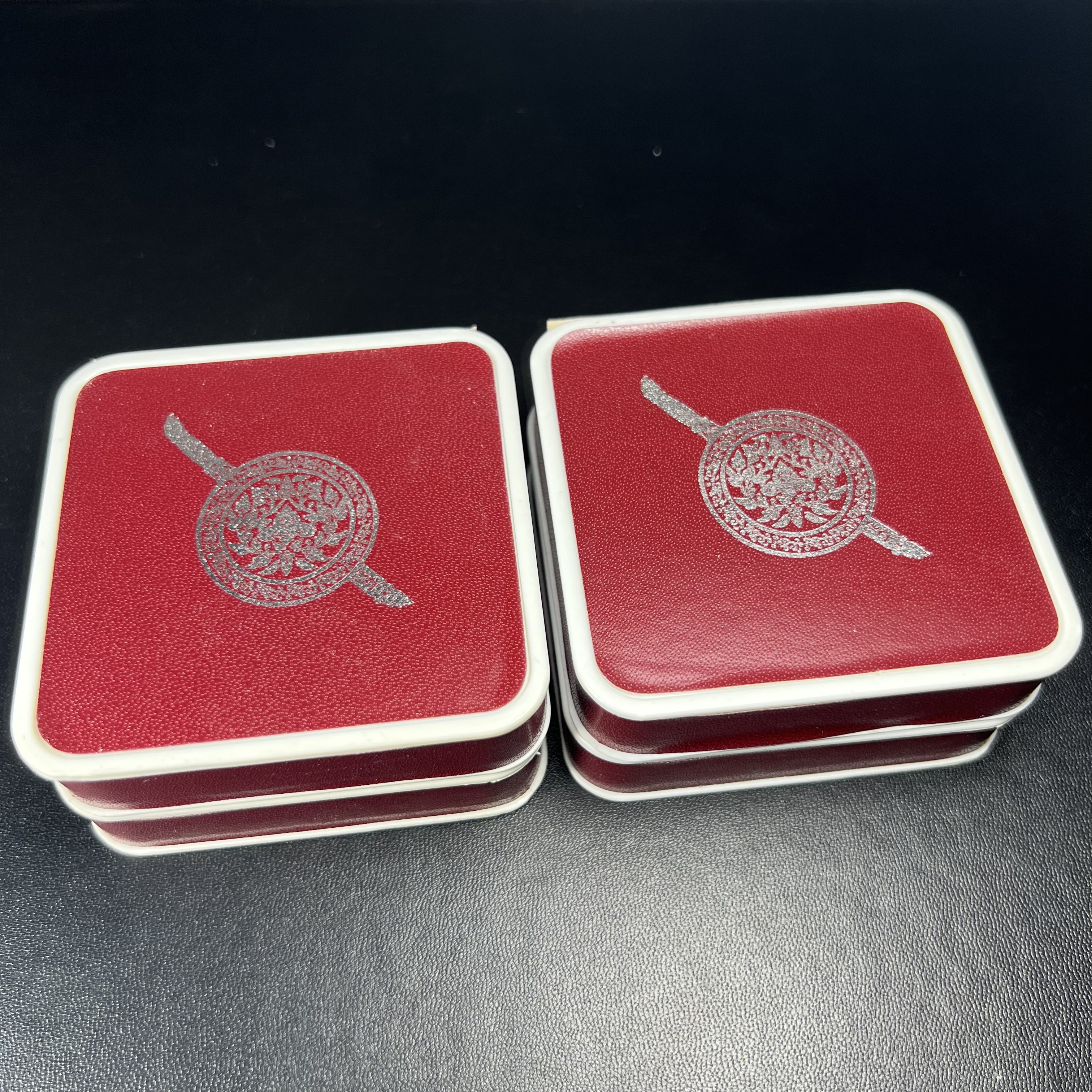 พระพุทธชินราช รุ่น ประวัติศาสตร์ มูลนิธิเพื่อตำรวจไทยจัดสร้าง ปี 2562 เนื้อเงินขัดเงา พิมพ์เหรียญรูปไข่ฉลุลายไทย พิมพ์ใหญ่ พระพุทธชินราช แบบจิวเวอร์รี่ (ขนาดสูง 2.9 ซม.) (สภาพ สวย ซีนซองเดิม กล่องบรรจุเดิมครบสมบูรณ์)