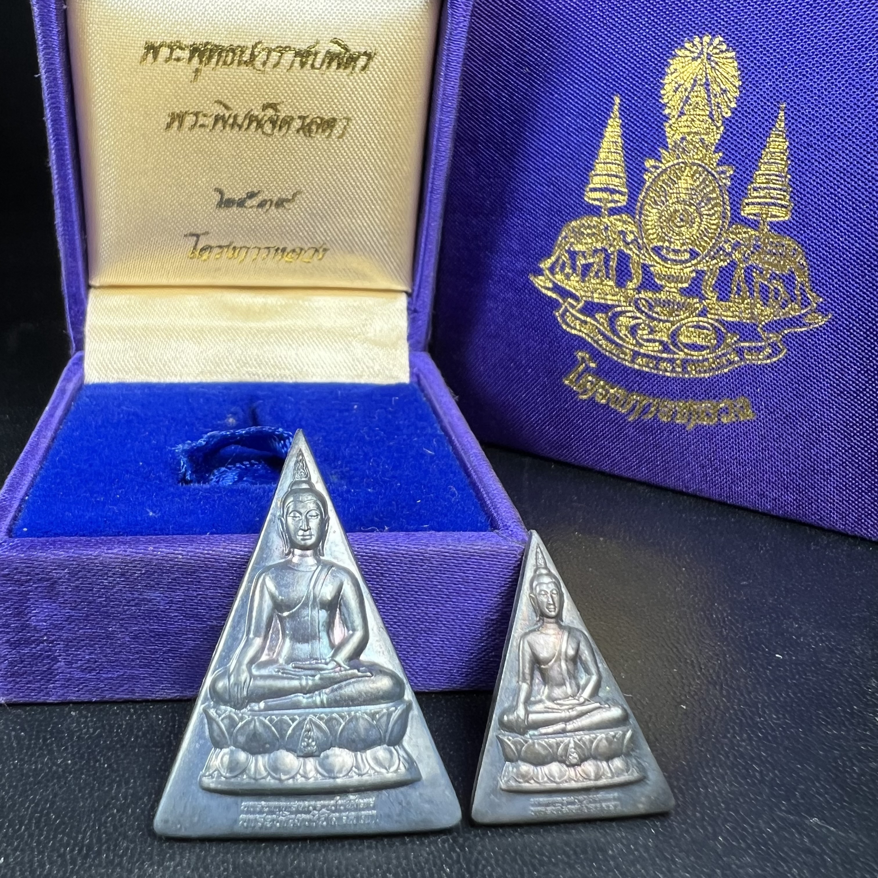 พระพุทธนวราชบพิตร พระพิมพ์จิตรลดา โครงการหลวง ปี2539 (พิมพ์ใหญ่+พิมพ์เล็ก) เนื้อเงินผิวเดิมขึ้นสีรุ่ง สวย แบบนิยมพร้อมกล่องบรรจุเดิม พิธีใหญ่ ปลุกเสกวัดพระแก้ว(1ชุด 2 องค์)