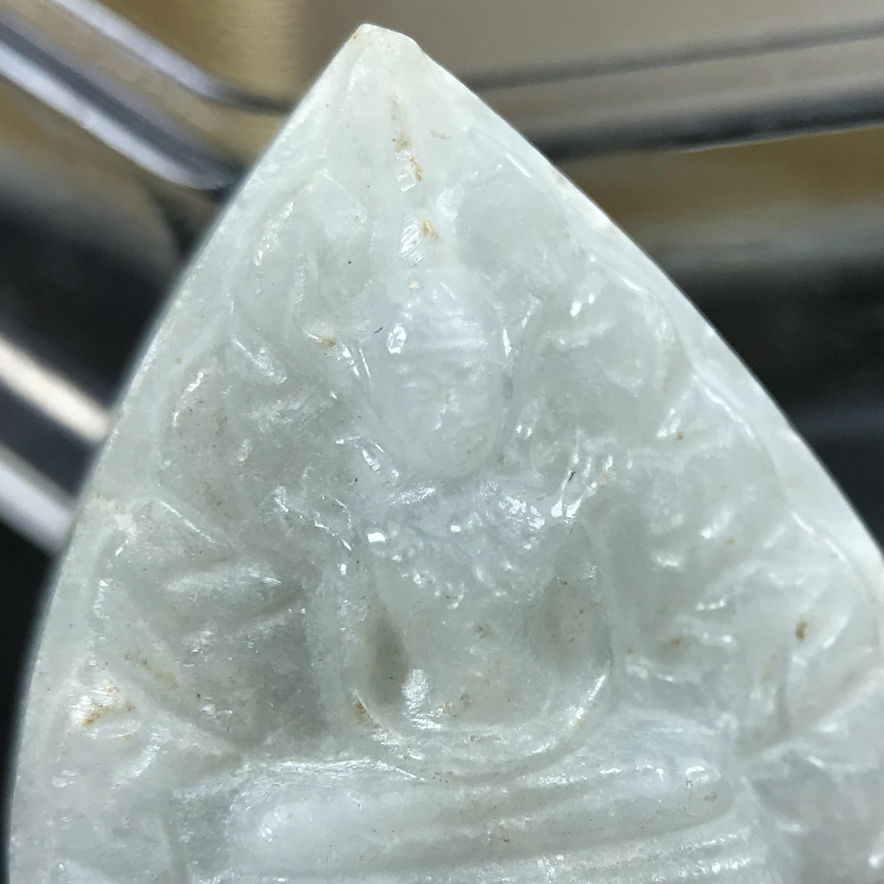 พระแก้วหยกใบโพธิ์ พระพุทธปฏิมาสุวรรณภูมิสิริโชค ภปร. การบินไทยจัดสร้างขึ้น เนื่องในวโรกาสฉลองสิริราชสมบัติครบ60ปี พุทธศักราช 2549 พิธีปลุกเสกวัดพระศรีรัตนศาสดาราม(วัดพระแก้ว) สวยๆพร้อมกล่อง สร้างน้อย หายาก(องค์หมายเลข3824) 1 ใน 6000 องค์