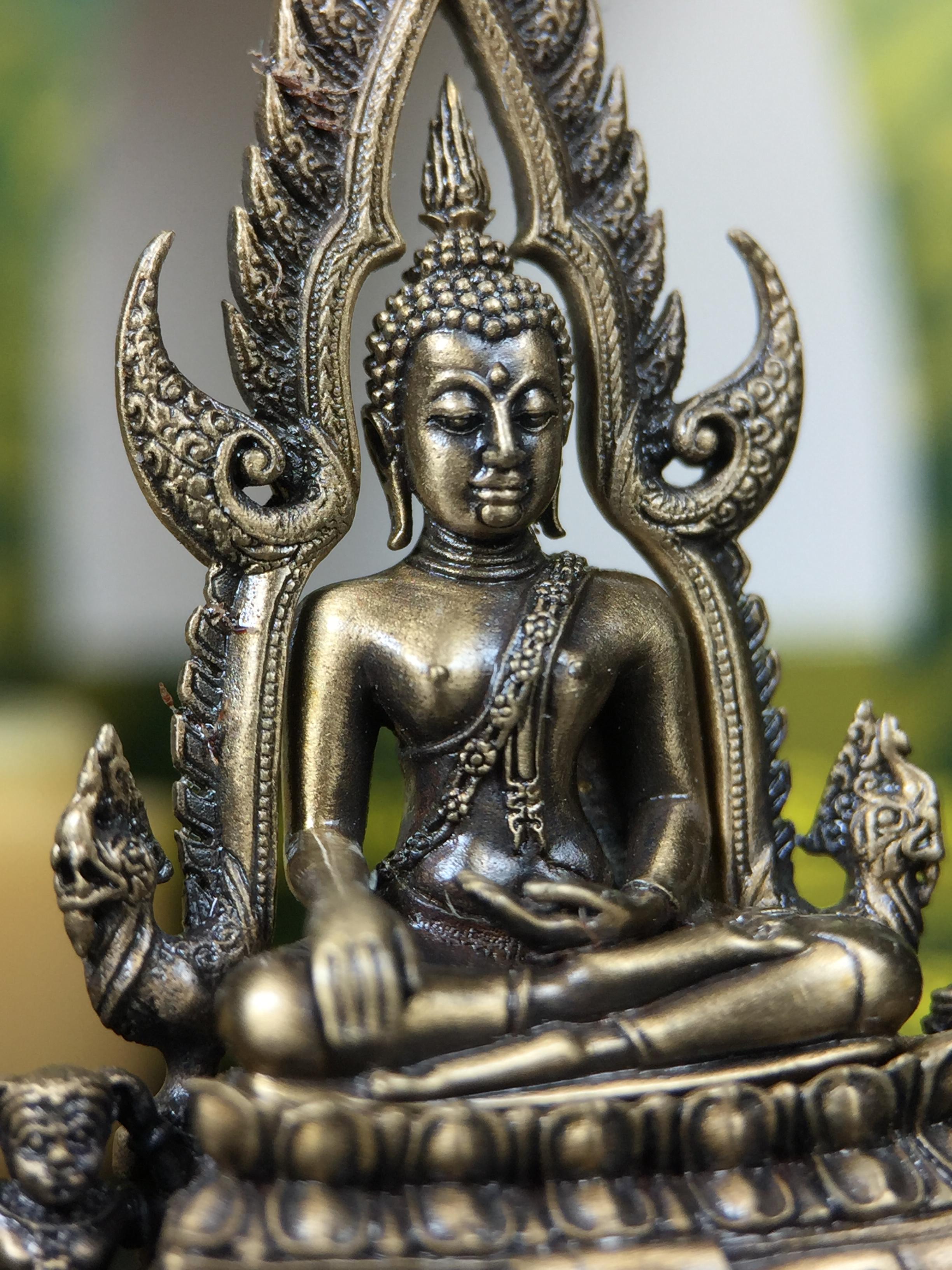 พระพุทธชินราช(จำลอง) ภปร. 84 พรรษา ปี 2554 เนื้อบรอนซ์รมดำซาติน พิมพ์กลางขนาดหน้าตัก 1/2 นิ้ว(พระราชทานมวลสาร จิตรลดาและเส้นพระเจ้า(เส้นผม)รัชกาลที่9)พุทธศิลป์ทรงคุณค่าอีกหนึ่งรุ่นยอดนิยม