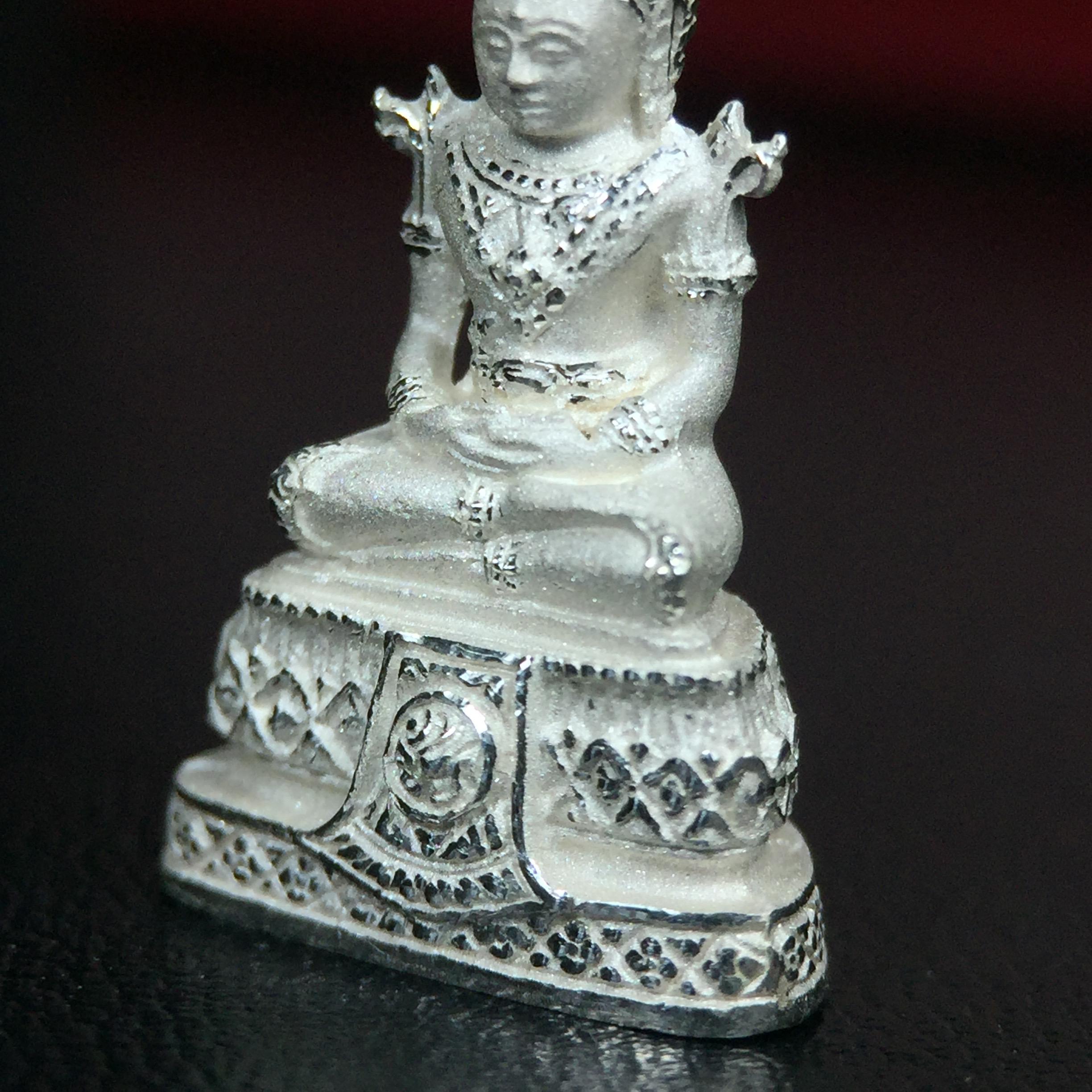 พระแก้วมรกต ภปร.(รุ่นแรก) ปี2545 จัดสร้างในมหาวโรกาส พระบาทสมเด็จพระเจ้าอยู่หัวรัชกาลที่ 9 ครบรอบ 75 พรรษา และฉลองกรุงรัตนโกสินทร์ครบ 220 ปี พิมพ์ลอยองค์เล็ก เนื้อเงินบริสุทธิ์ 92.5% ขนาด 10*19 มม. พร้อมกล่องบรรจุเดิม สวยครบสมบูรณ์(องค์หมายเลข 2541)