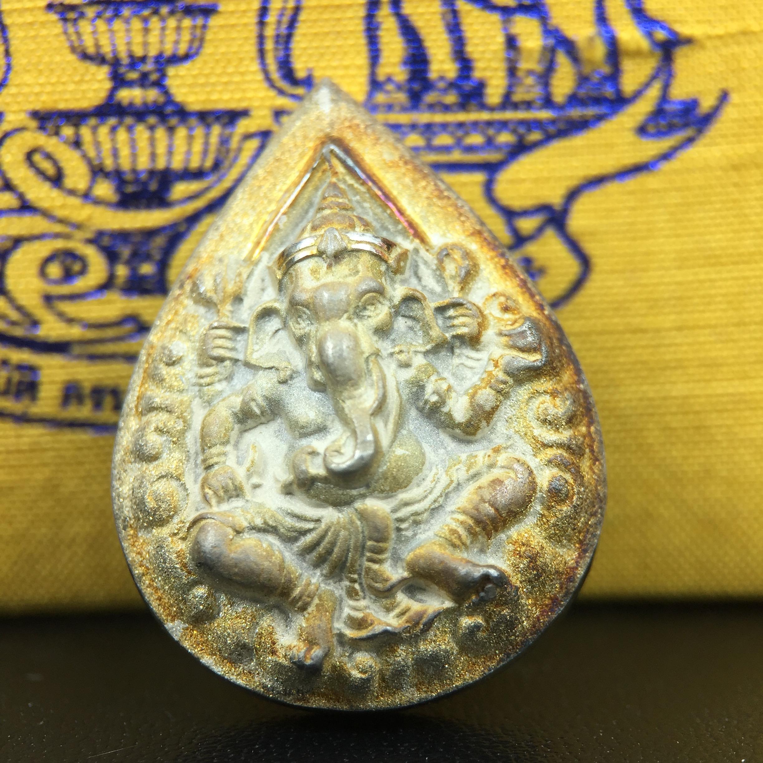 เหรียญพระพิฆเนศวร ญสส. ชุดกาญจนาภิเษกครองราชย์ 50 ปี พุทธศักราช 2538 พิมพ์ใหญ่(2.9 ซม.) เนื้อเงินผิวเดิมขึ้นสีรุ้งงดงามธรรมชาติสร้างสรรค์ สภาพสวยเดิมพร้อมกล่องบรรจุเดิม ตอกโค๊ดหมายเลขกำกับ(1ใน 5539องค์)