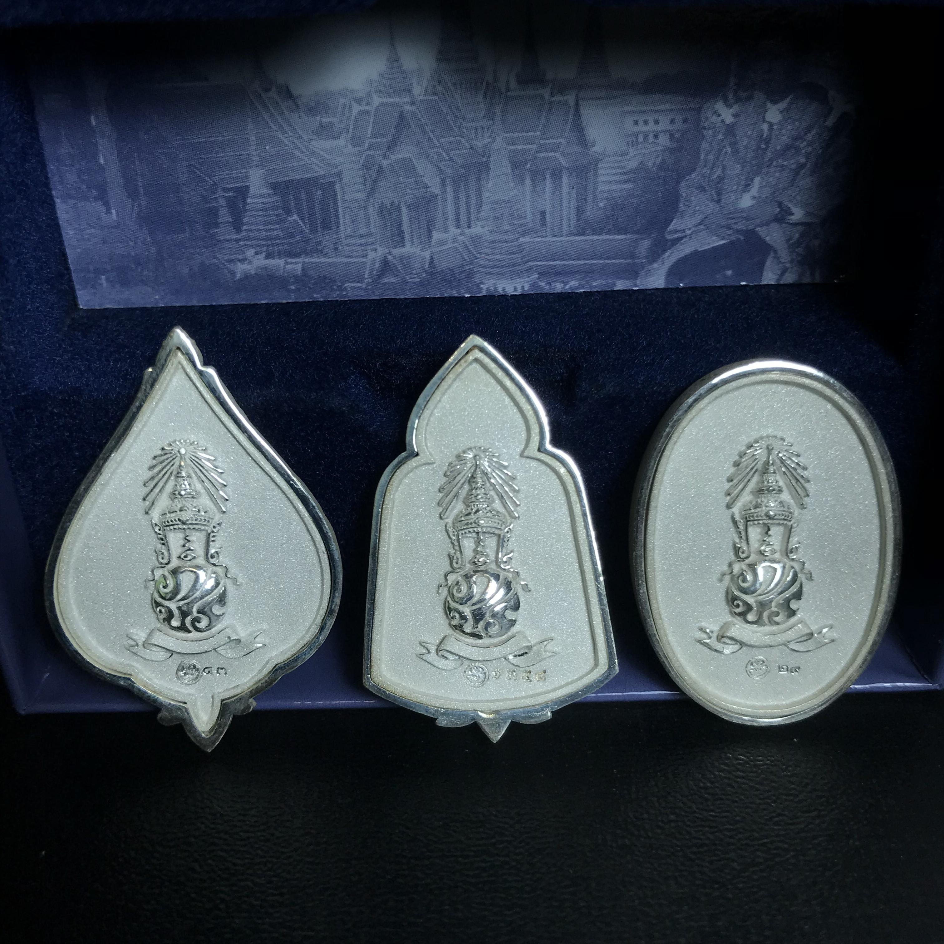 พระแก้วมรกต ภปร. ปี2547 จัดสร้างโดย รพ.ภูมิพลฯ เนื้อเงิน เหรียญทรงดอกบัว+เหรียญทรงซุ้ม+เหรียญทรงกลมรี(ครบ3พิมพ์ชุดเหรียญเนื้อเงิน)(1ใน3000องค์)