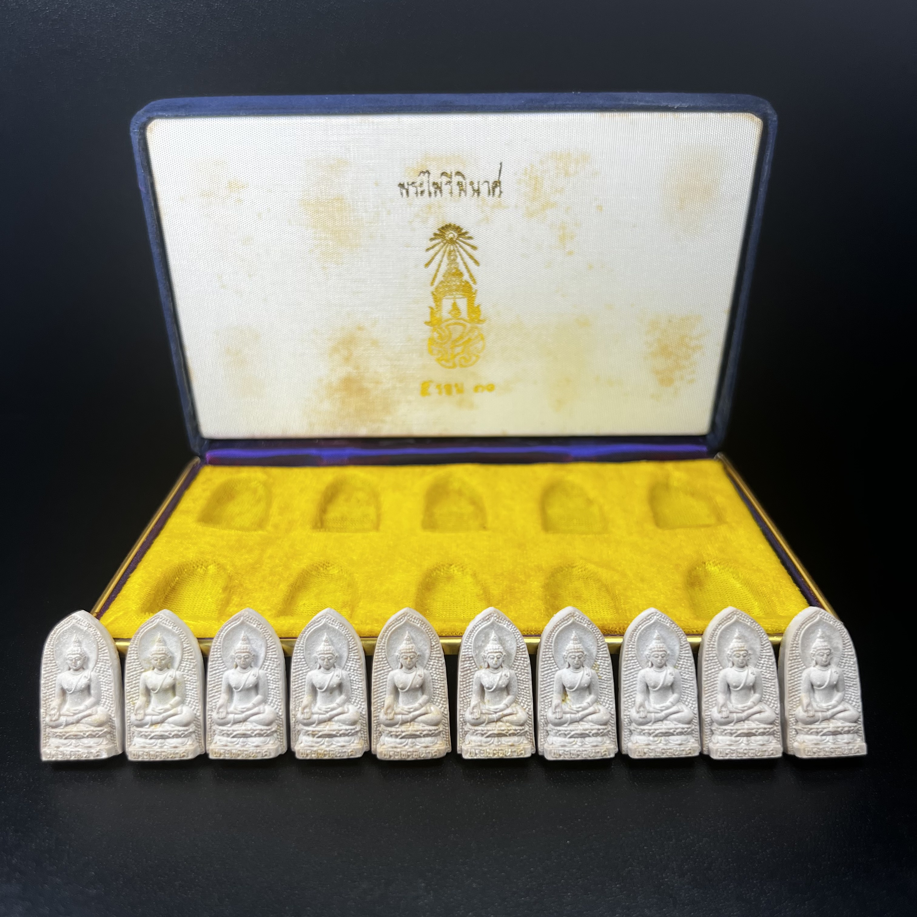 พระไพรีพินาศ ภปร. ครบ 5 รอบ ในหลวงรัชกาลที่ 9 ปี 2530(เนื้อผงพิมพ์ใหญ่) ชุดกรรมการ บรรจุจำนวน 10 องค์ ในกล่อง ตราสัญลักษณ์ ภปร.(ในหลวงรัชกาลที่9เสด็จในพิธีเจิมพระสุหร่าย)พระดี พิธีใหญ่ ประกอบพิธีพุทธาภิเษกพร้อมกับพิธีพระกริ่งปวเรศ ปี2530 วัดบวรนิเวศวิหาร