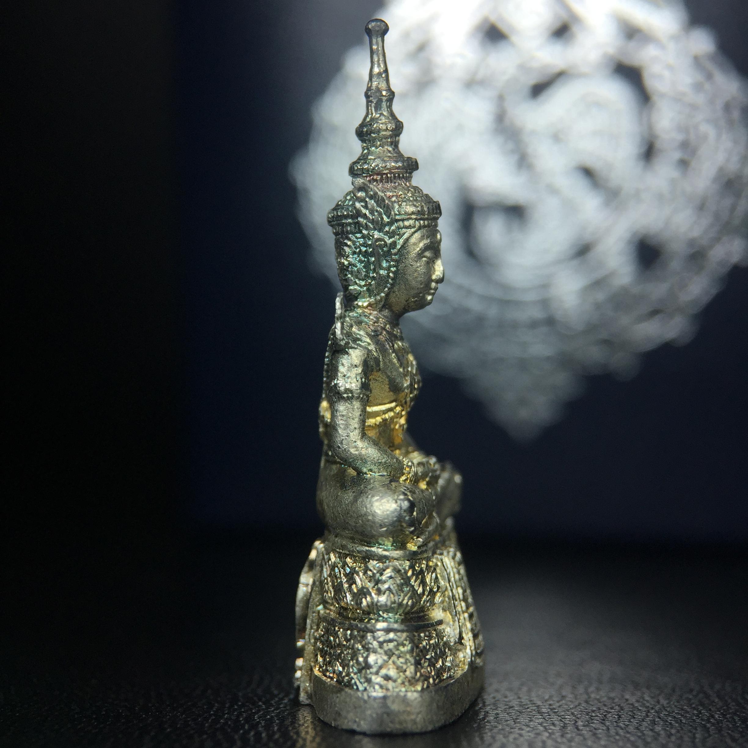 พระแก้วมรกต กรมสรรพสามิตจัดสร้างขึ้นเนื่องในโอกาสครบรอบ 64 ปีของกรมสรรพสามิต และเนื่องในวโรกาสที่พระบาทสมเด็จพระเจ้าอยู่หัวทรงครองราชย์ครบ50ปีเมื่อ พ.ศ.2539 เนื้อเงินทรายนวลขัดเงา(ผิวเดิมๆขึ้นสีรุ้งธรรมชาติสวย(สเน่ห์พระเนื้อเงินสีสันที่ธรรมชาติสรรค์สร้าง)