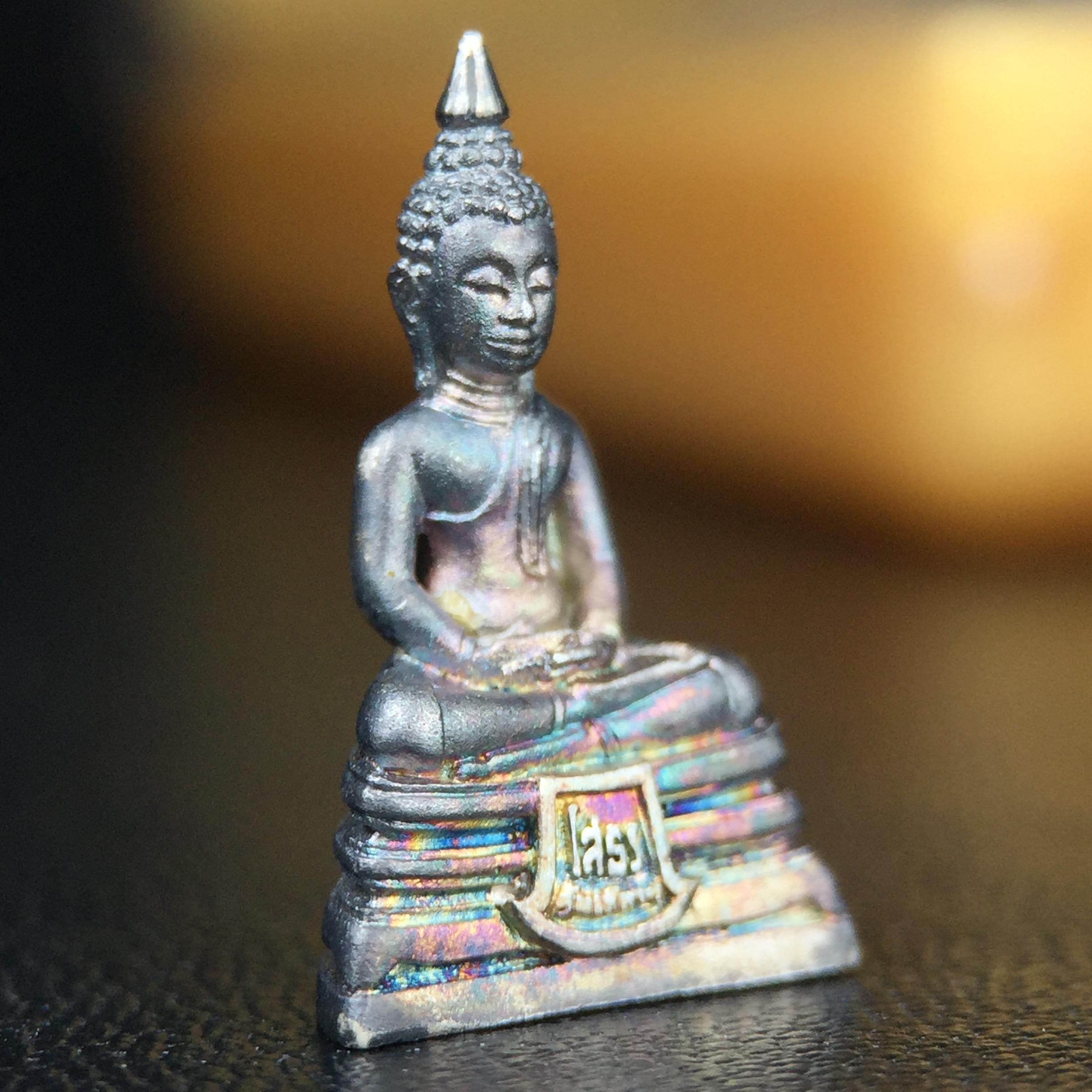 พระพุทธโสธร คุ้มเกล้าฯ ภปร.(ใต้ร่มพระบารมี คุ้มเกล้า) 60ปี รพ.ภูมิพลฯ พ.ศ.2552 เนื้อเงิน ชุบทองคำขาว(พิมพ์เล็กขนาด 11.5*10.5 มม.)เนื้อเงินผิวเดิมกลับดำขึ้นสีรุ้งเข้มขลังงดงามธรรมชาติสร้างสรรค์ สภาพสวยเดิมพร้อมกล่องบรรจุเดิม ตอกโค๊ดหมายเลขกำกับ