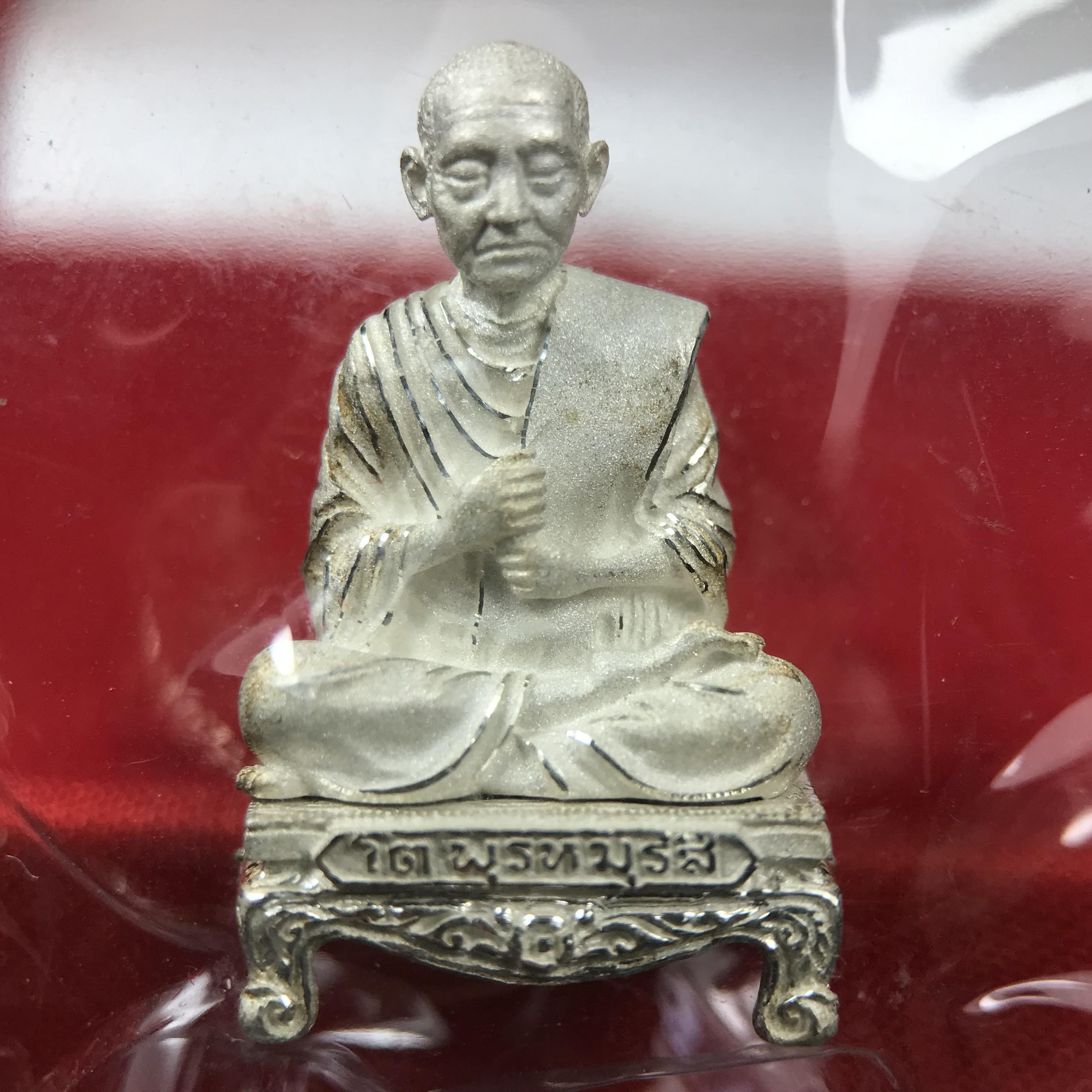 สมเด็จพุฒาจารย์ (โต พรหมรังสี) อนุสรณ์ 128 ปี สมเด็จพระญาณสังวร สมเด็จพระสังฆราช ทรงเมตตาอธิฐานจิต ปี 2543 มหาพุทธาภิเษก 3วาระ รูปเหมือนลอยองค์พิมพ์ใหญ่เนื้อเงิน ขนาด 1.5 x 2.5 ซม. ทรงคุณค่าทั้งด้านความงานด้านพุทธศิลป์ และพุทธคุณ