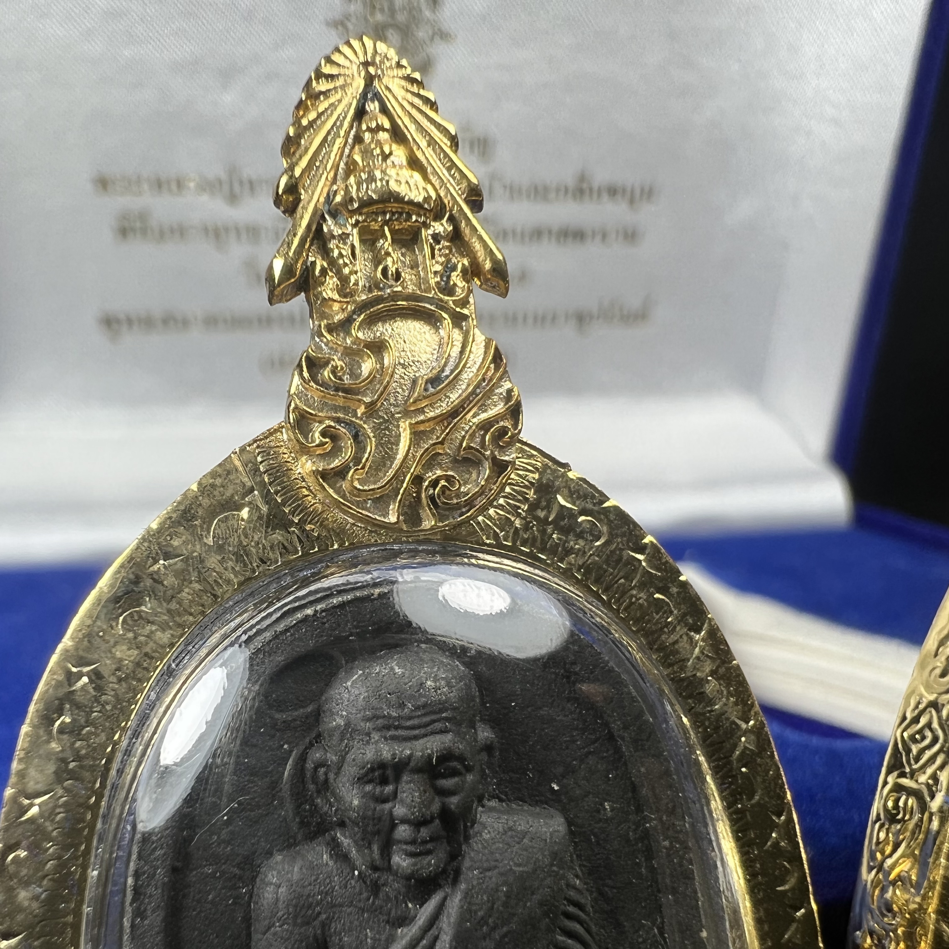 พระคู่ชุดของขวัญ พระหลวงปู่ทวด ภปร.ปี2547 ทรงกลีบบัวและกลีบขนุน(พิมพ์เตารีดและพิมพ์พระรอด)(ชนวนเก่า)เนื้อว่านด้านหลังมี ภปร. เป็นโลหะผสมสูง 3.3ซม.พิธีใหญ่ มวลสารดี ปลุกเสกวัดพระแก้ว(พร้อมกล่องบรรจุเดิม งานเลี่ยมกรอบเดิมจากผู้จัดสร้างห่อหุ้มด้วยทองนพเกล้า)