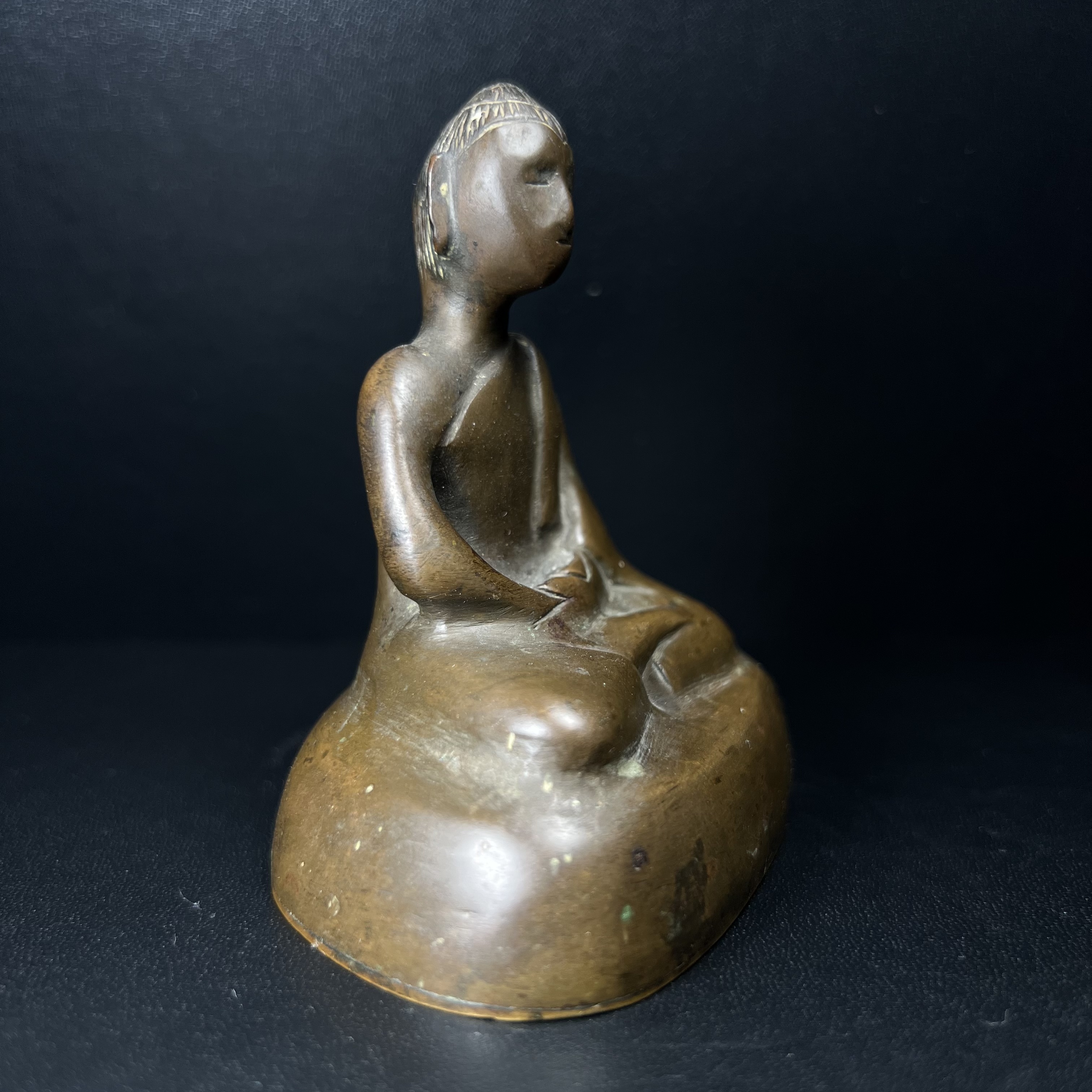 พระพุทธรูปฝีพระหัตถ์สมเด็จย่า ขนาดบูชาหน้าตัก 2 นิ้ว จัดสร้างขึ้นเนื่องในวาระครบ 6 รอบ เมื่อวันที่21 ตุลาคม พ.ศ.2515 (ในหลวงรัชกาลที่ 9 เสด็จพระราชดำเนินทรงเททอง)พิธีปลุกเสกยิ่งใหญ่ เกจิ 108 รูป ร่วมปลุกเสก หายากพบเจอน้อยมาก