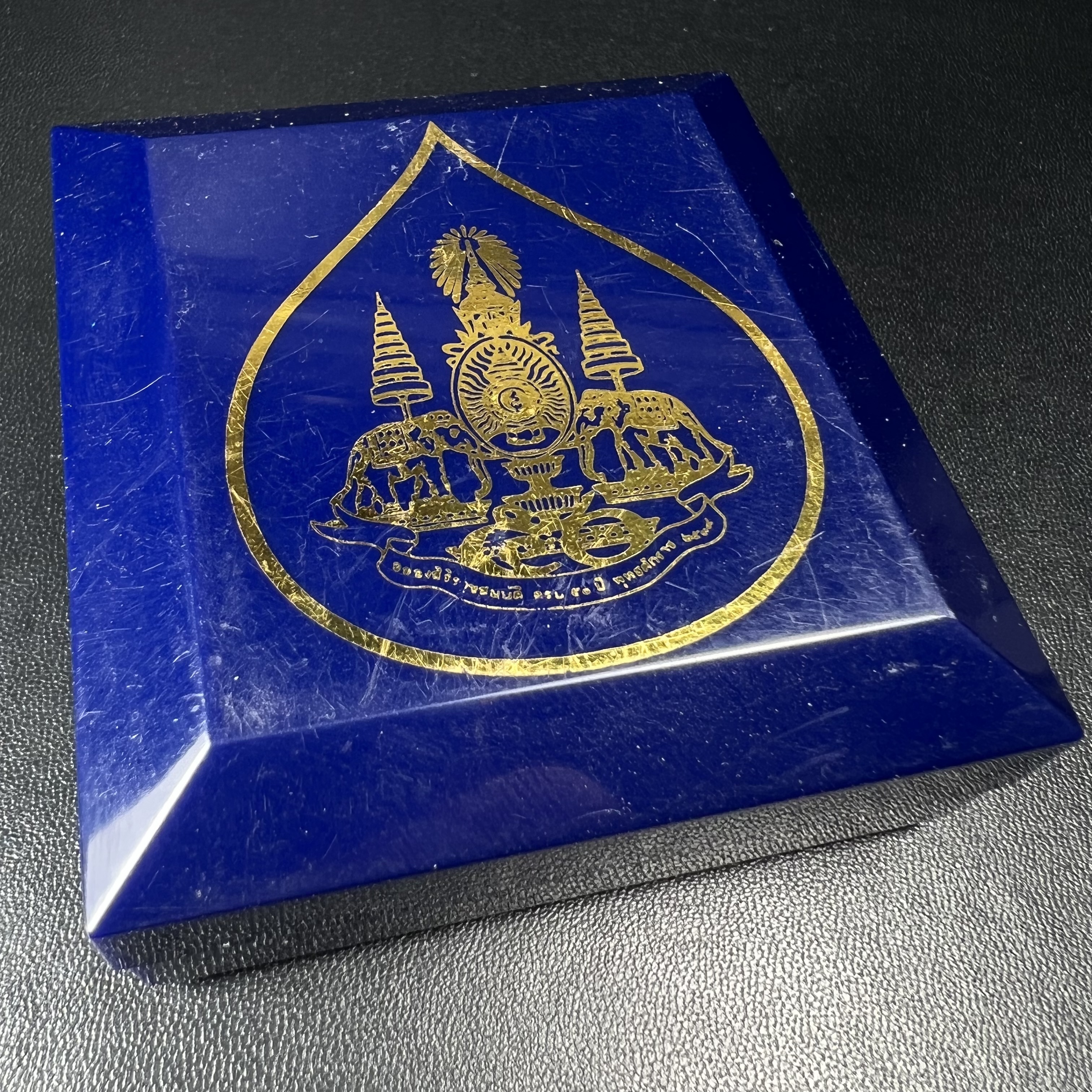 รูปหล่อลอยองค์ พระศรีอริยะเมตตรัยโพธิสัตว์(พระสังกัจจายน์)เนื้อเงินพ่นทรายขัดเงาบางส่วน โครงการสร้าง พระศรีอริยะเมตตรัยมหาโพธิสัตว์ น้อมถวายพระบาทสมเด็จพระเจ้าอยู่หัว ทรงครองศิริราชสมบัติครบ 50 ปี มหาพุทธาภิเษก วันที่ 6 เมษายน 2540 วัดโพธิ์แมนคุณาราม