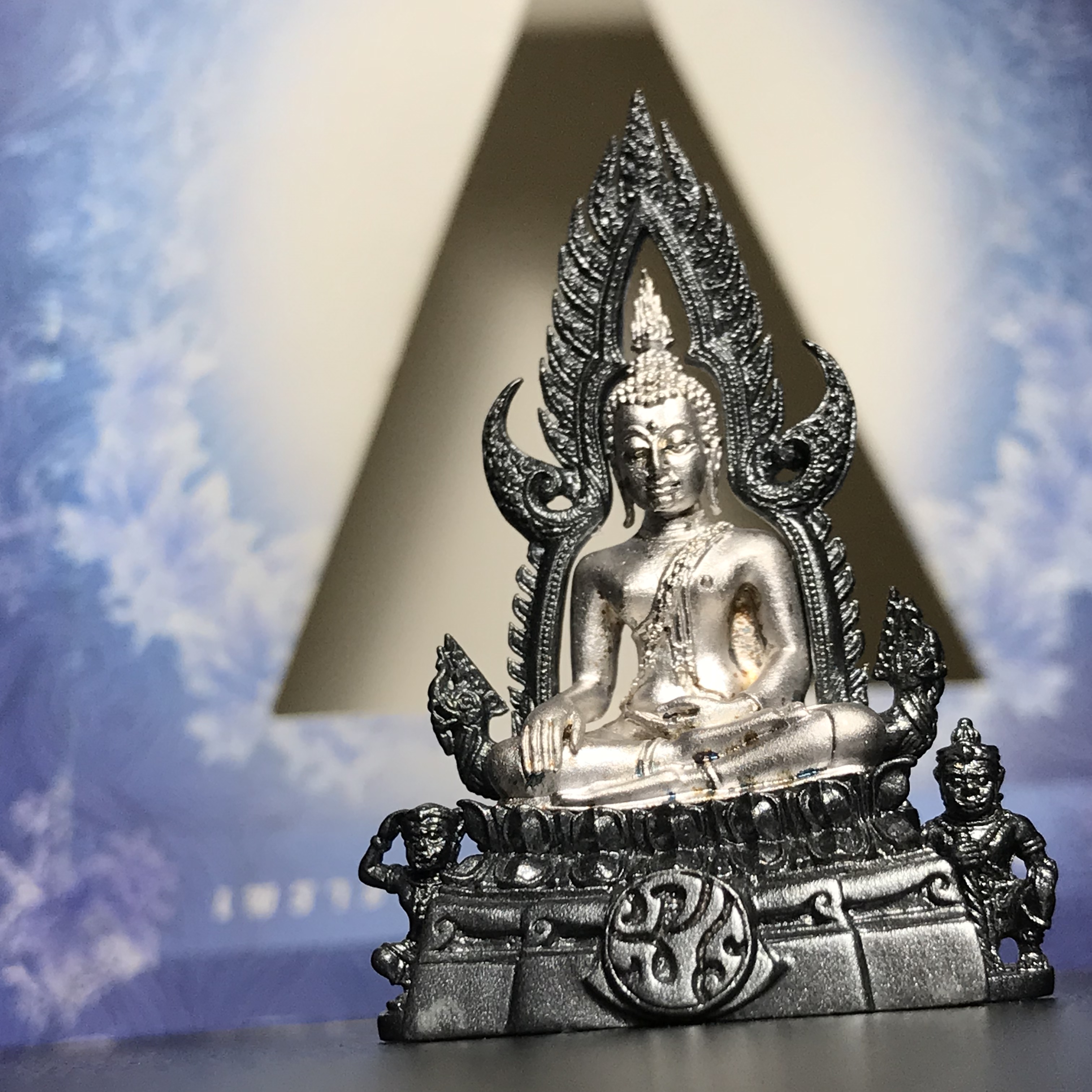 พระพุทธชินราช ภปร. โครงการ เพราะแผ่นดินนี้คือแผ่นดินเกิด เนื้อเงินชุบทองคำขาวซุ้มรมดำ ปี2551 ขนาดหน้าตัก1/2นิ้ว (สวยงามหายาก)1ใน5000องค์