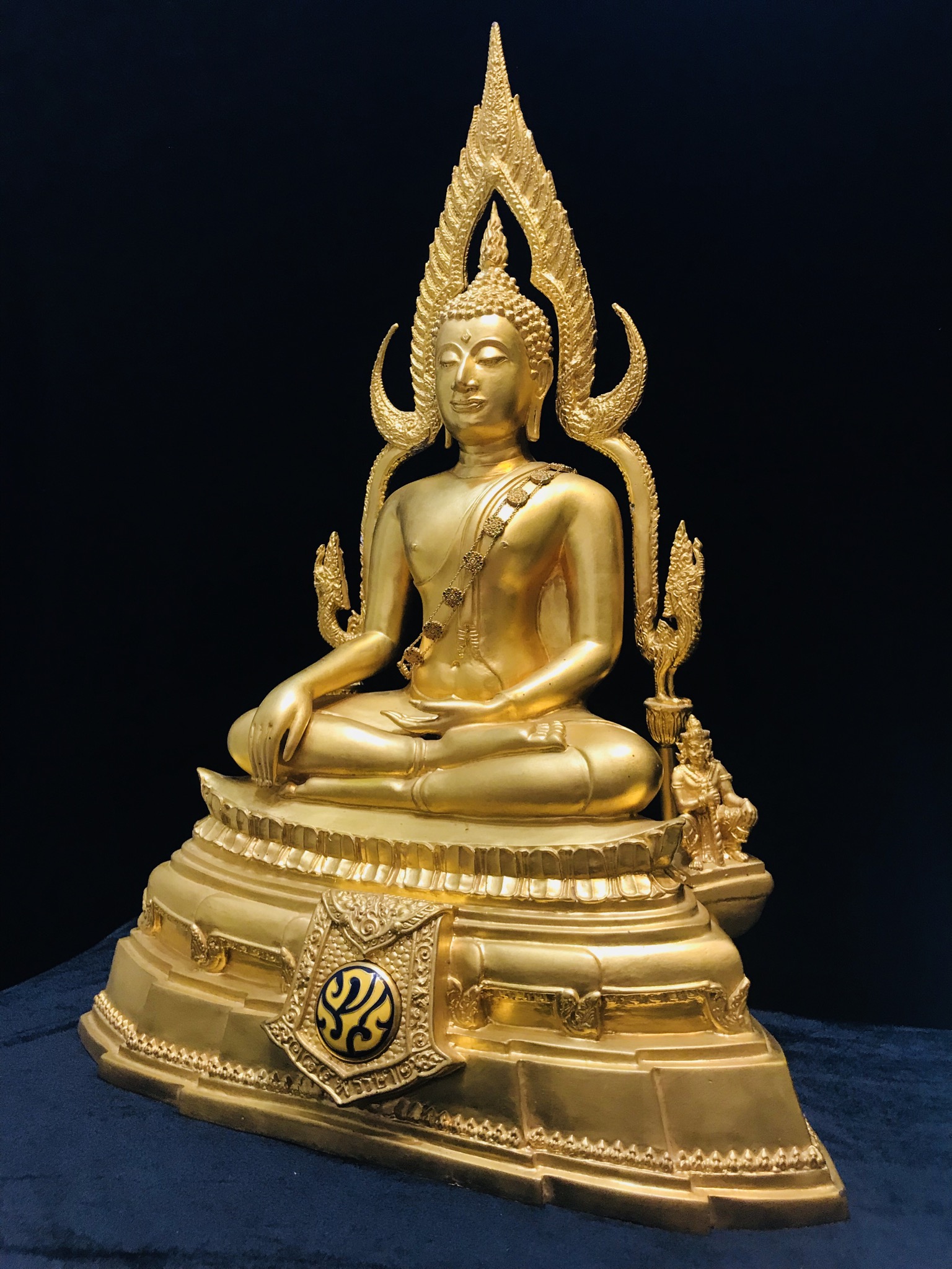 พระพุทธชินราช(จำลอง)ภปร. 84พรรษา เนื้อโลหะ ลงรักปิดทอง 100% ขนาดหน้าตัก 9 นิ้ว(ใต้ฐานบรรจุพระพุทธชินราชเนื้อผงพระราชทานมวลสาร จิตรลดาและเส้นพระเจ้า(เส้นผม))