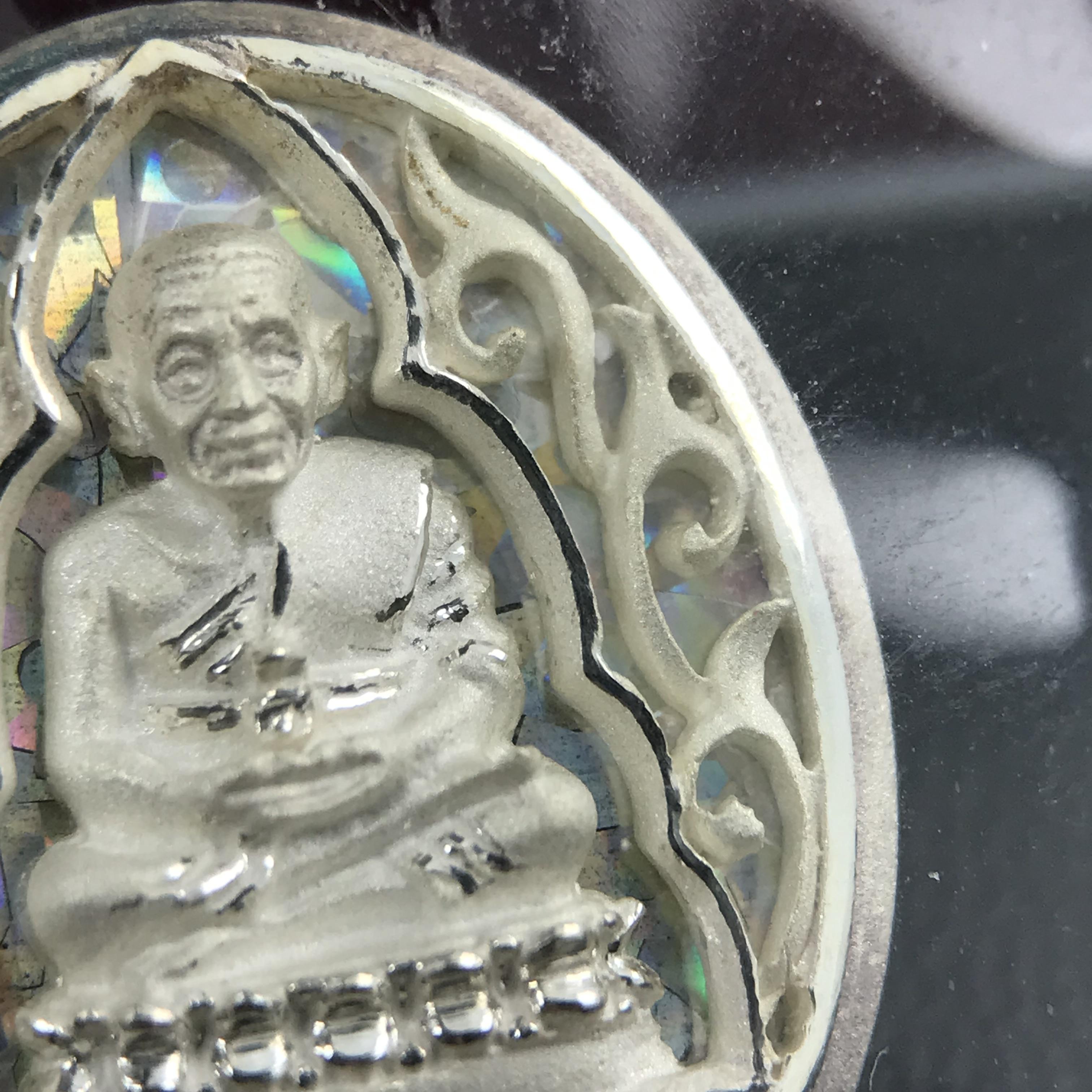 เหรียญหลวงพ่อทวด รุ่นมงคลบารมี วัดประสาทบุญญาวาส ปี 2545 เนื้อเงิน พิมพ์ทรงรูปไข่เล็ก(ขนาด 2.0*1.8 ซม.)ฉลุลายฉากพี้นหลังสีรุ้งสามมิติสวยงาม ตอกโค๊ตมีหมายเลข สภาพสวยซีนซองเดิมพร้อมกล่องบรรจุเดิมครบ***เดินทางปลอดภัยหลวงพ่อทวดคุ้มครอง****