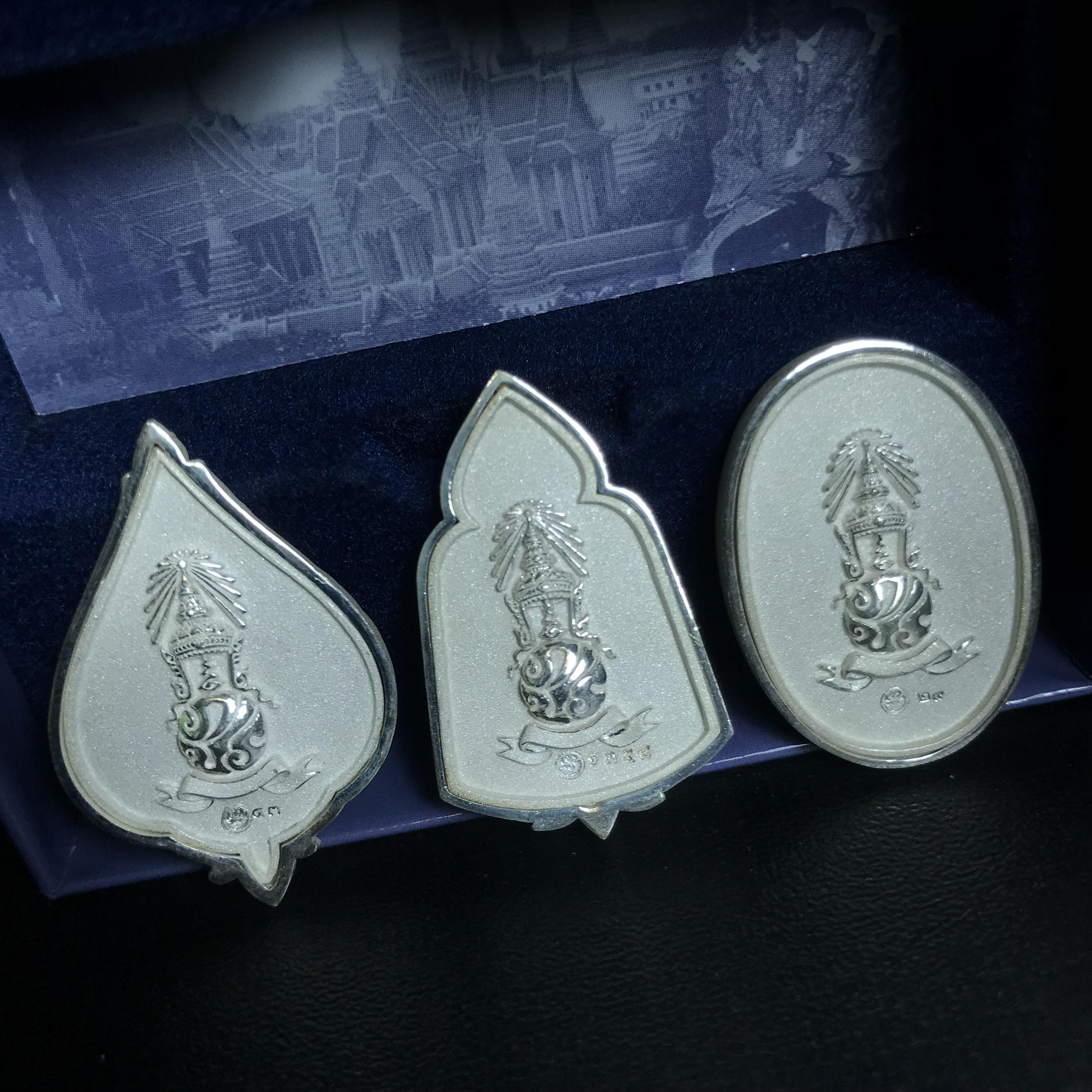 พระแก้วมรกต ภปร. ปี2547 จัดสร้างโดย รพ.ภูมิพลฯ เนื้อเงิน เหรียญทรงดอกบัว+เหรียญทรงซุ้ม+เหรียญทรงกลมรี(ครบ3พิมพ์ชุดเหรียญเนื้อเงิน)(1ใน3000องค์)