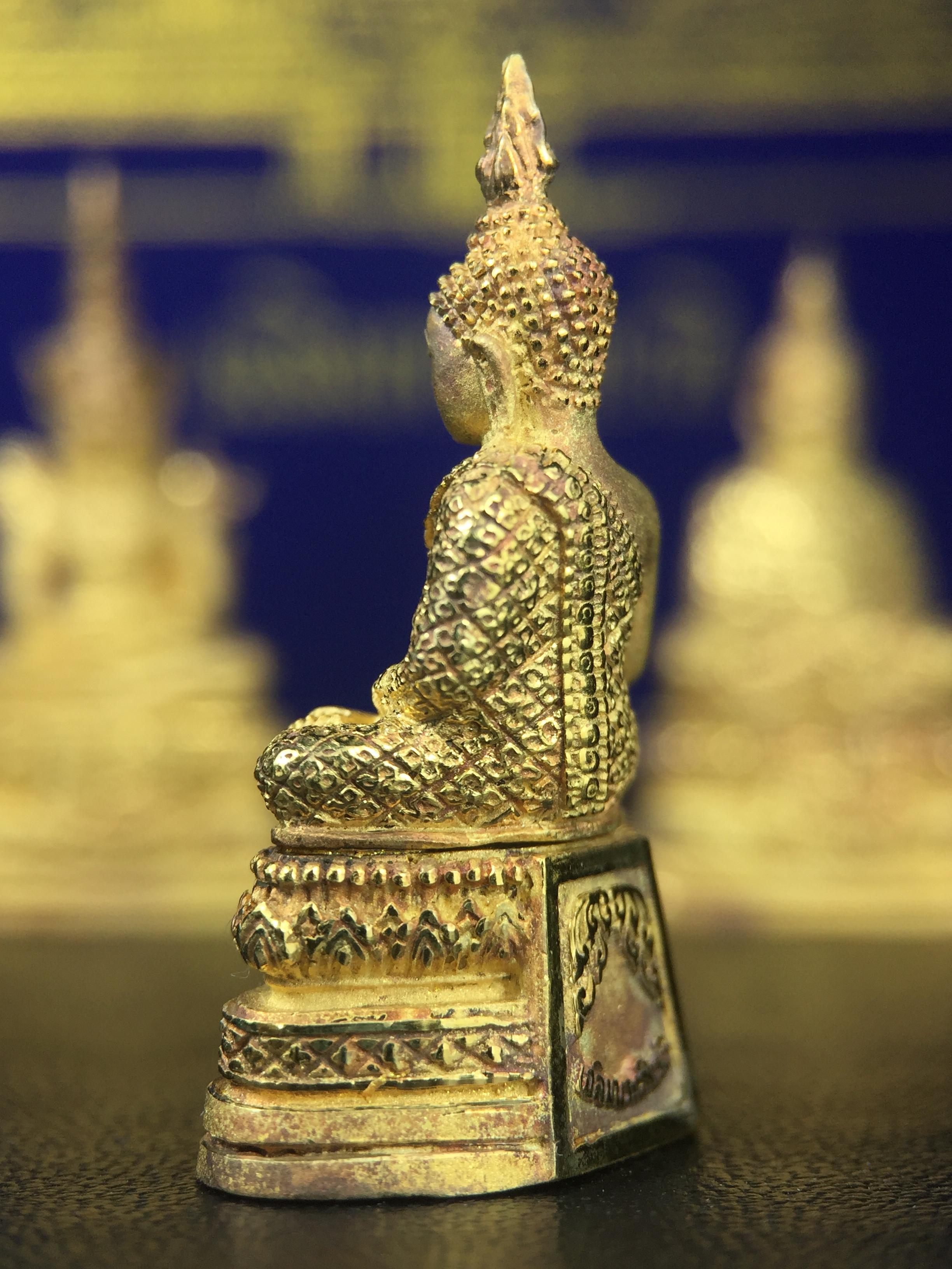 พระพุทธมหามณีรัตนปฎิมากร(พระแก้วมรกต)รุ่น เฉลิมพระเกียรติ วัดพระศรีรัตนศาสดารามราม(วัดพระแก้ว) ปี2543 เนื้อเงินชุบทองพ่นทรายขัดเงาบางส่วน พิมพ์ใหญ่ลอยองค์ ชุด 3 ฤดู ตอกโค๊ตหมายเลขเดียวกันทั้ง3องค์ ชุดหมายเลข( ช147)สภาพผิวสวยดุจทองคำกล่องบรรจุเดิมครบ