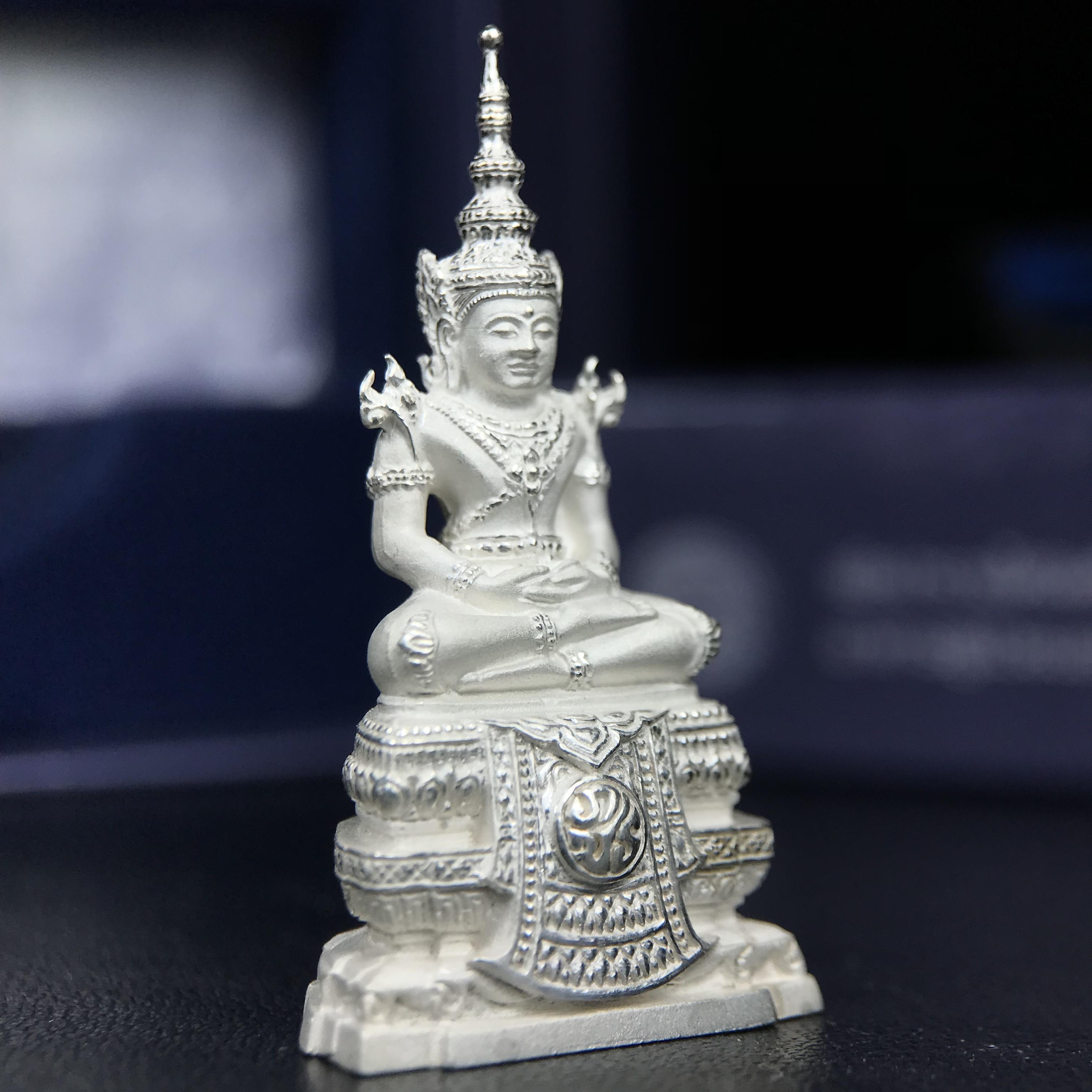 พระแก้วมรกต ภปร. ปี 2547 จัดสร้างโดยโรงพยาบาลภูมิพลอดุลยเดช เนื้อเงิน ลอยองค์ สูง 3.7 ซม.หน้าตัก 1/2 นิ้ว พิธีมหามังคาภิเษก ณ พระอุโบสถวัดพระศรีรัตนศาสดาราม(วัดพระแก้ว) งดงามทรงคุณค่าอีกหนึ่งรุ่นยอดนิยม หายาก(หมายเลขต้นๆหลักร้อย ๕๗๓)(1ใน3000องค์)