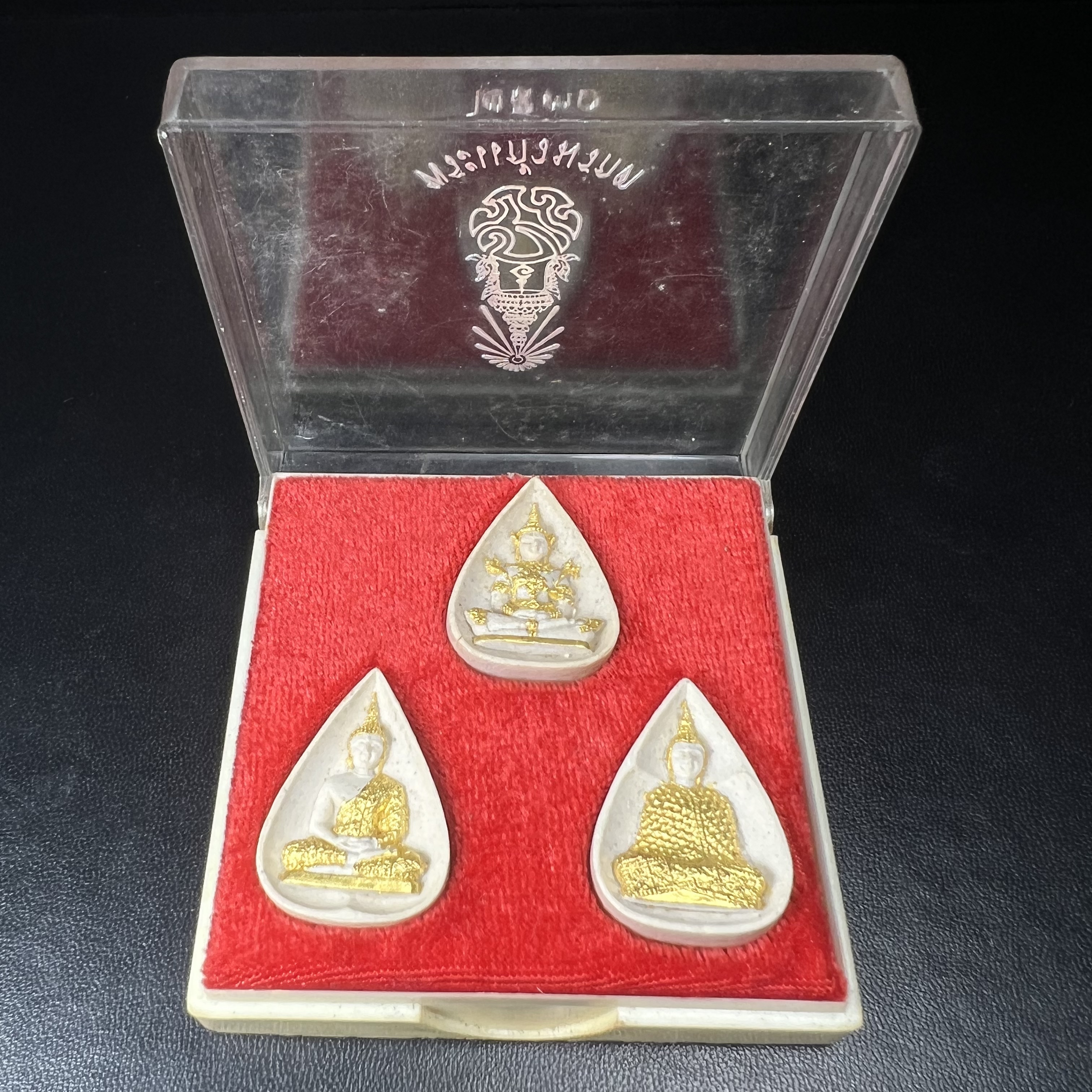 พระแก้วมรกต หลัง ภปร. เนื้อผง ปี2530 พระดี พิธีใหญ่ ประกอบพิธีพุทธาภิเษกพร้อมกับพิธีพระกริ่งปวเรศ ปี2530 วัดบวรนิเวศและวัดพระแก้ว(ครบชุดสามฤดูกล่องเดิมครบ)หายาก