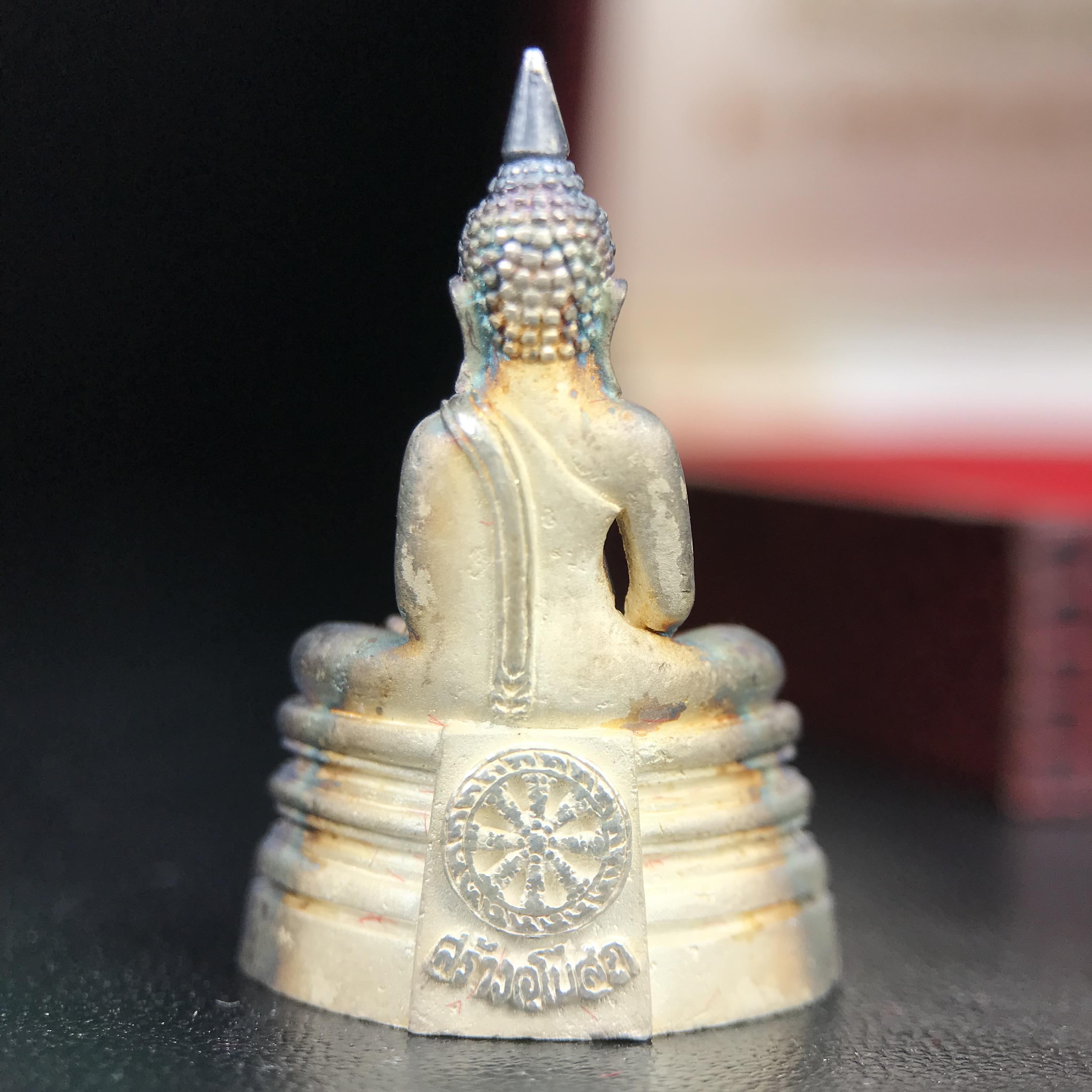 พระพุทธโสธร(หลวงพ่อโสธร) รุ่นสร้างอุโบสถ ปี2539 เนื้อเงินทรายนวลขัดเงาบางส่วน ลอยองค์พิมพ์ใหญ่ สภาพสวยกล่องบรรจุเดิมครบสมบูรณ์(งานแพรนด้า จิวเวลรี่)สวยงดงาม(เนื้อเงินผิวเดิมรุ้งสวยสวย องค์หมายเลขสวย ๒๒๒๒๕)