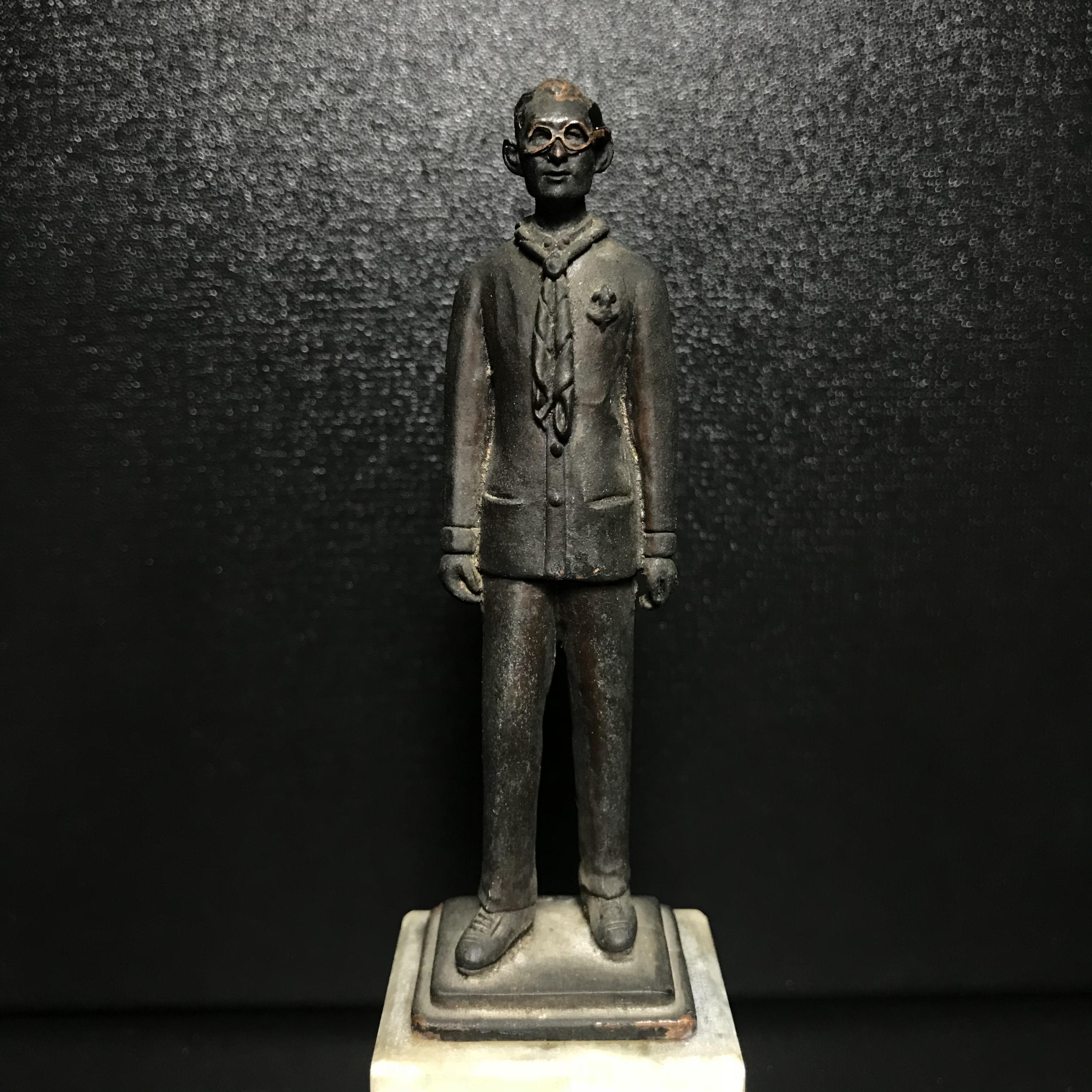 พระบรมรูปหล่อ ผู้ให้กำเนิดลูกเสือชาวบ้าน ในหลวงรัชกาลที่ 9 ทรงชุดลูกเสือชาวบ้าน ฐานหินอ่อน(หายาก)