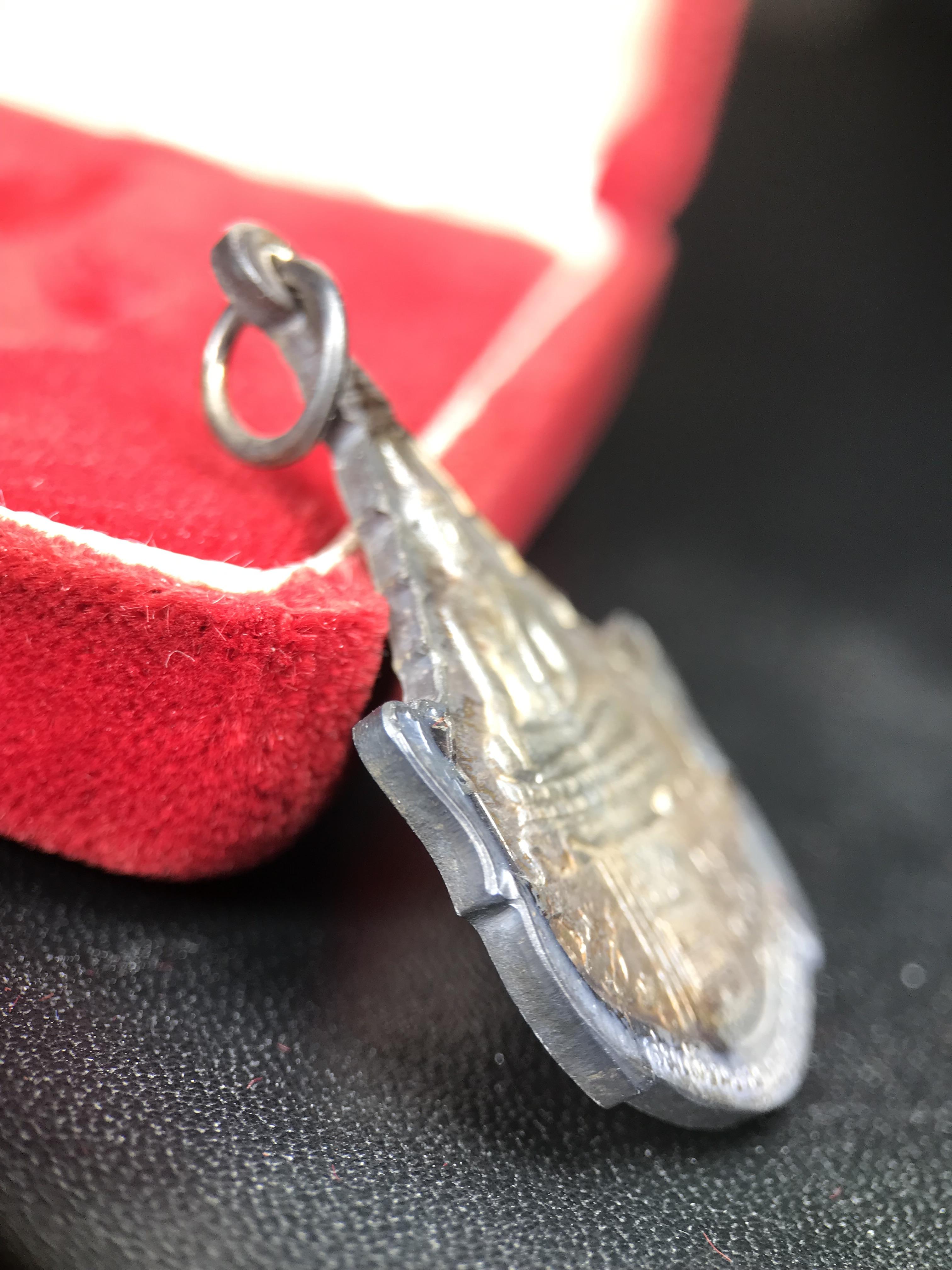 เหรียญพระพุทธญาณนเรศวร์ รุ่นแรก หลังพระปรมาภิไธย ภปร.และ สก.วัดญาณสังวราราม จ.ชลบุรี ปี 2527 เนื้อเงิน(ผิวเดิม ขึ้นรุ้งผิวน้ำทองกระจายทั่วเหรียญสวยมาก)ขนาด 2.3 x 3.8 ซม. พร้อมกล่องเดิม สมเด็จพระญาณสังวร ประธานในพิธีมหาพุทธาภิเษก(เนื้อเงินพบเจอน้อย หายาก)