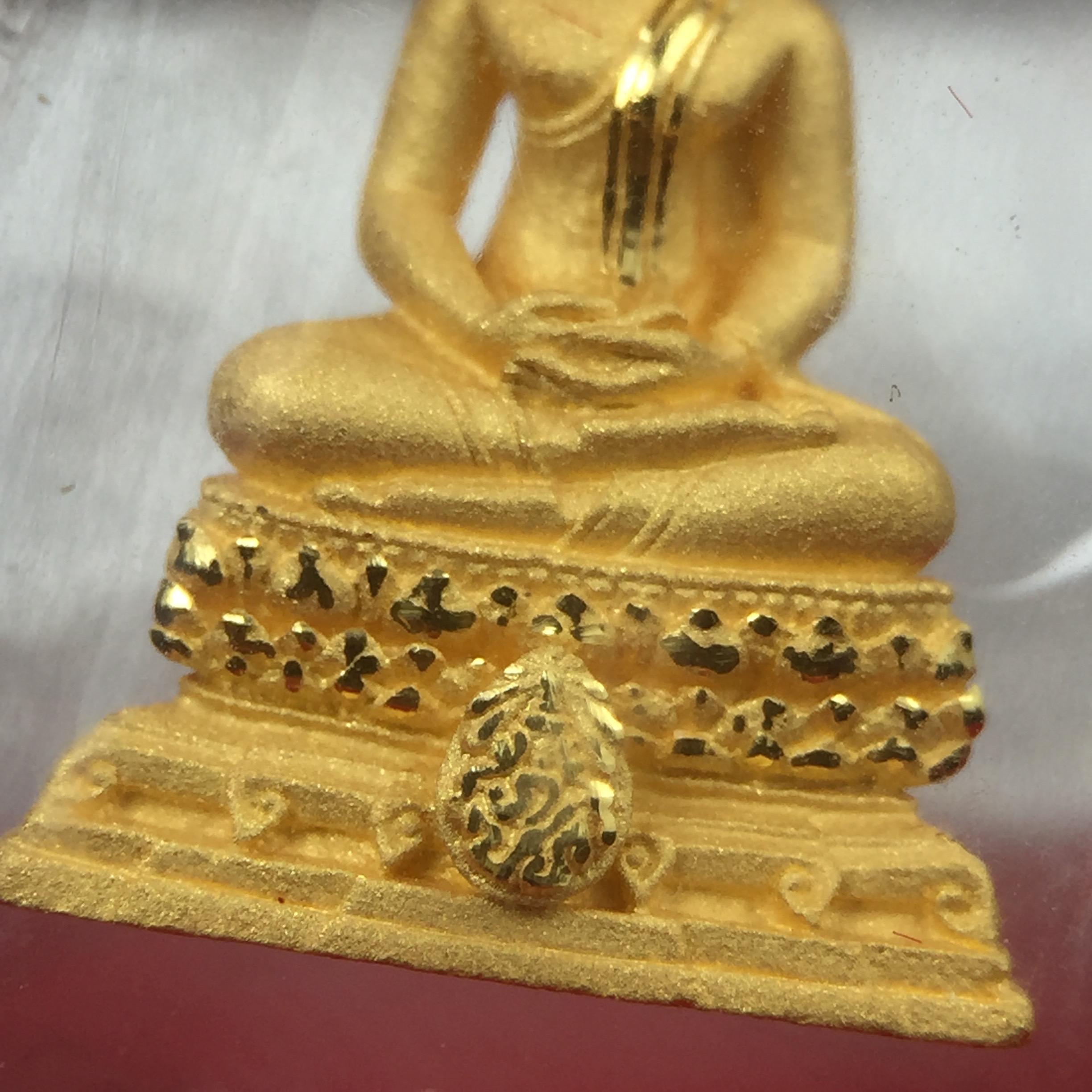 พระชัยวัฒน์พุทธสิหิงค์ ภปร. รุ่นสร้างหอพระธรรมศาสตร์ ปี2542 เนื้อทองคำ(5.9 กรัม)(ผิวเดิม ซีนซองเดิม กล่องครบสวยสมบูรณ์) มหาพิธี 3วาระอันยิ่งใหญ่(ตอกโค๊ตและหมายเลข๘๒๑) (1ใน5000องค์)