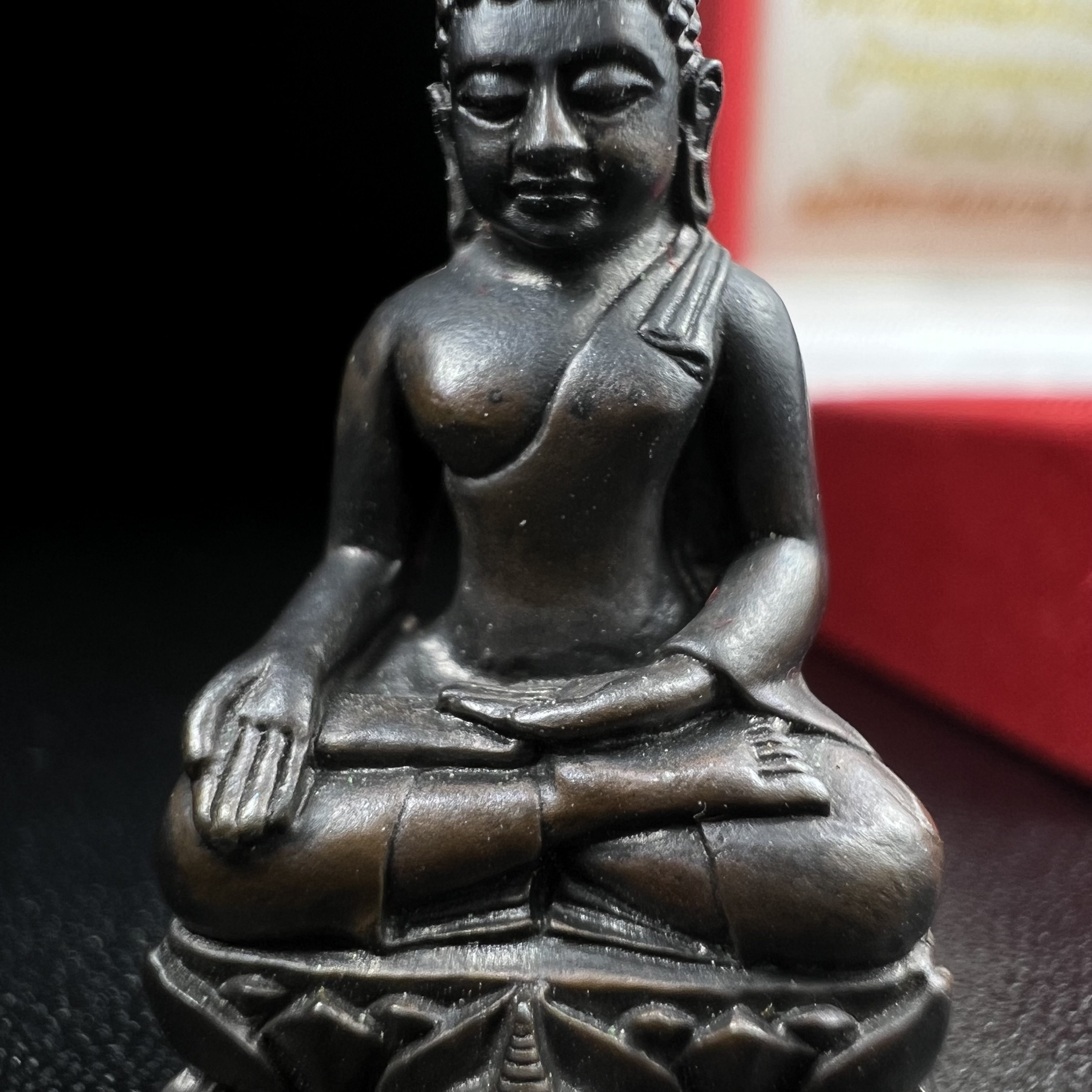 พระกริ่งไพรีพินาศ เฉลิมพระเกียรติ พระบาทสมเด็จพระเจ้าอยู่หัวรัชกาลที่9 พระชนมพรรษา 6 รอบ ปี2542 เนื้อนวโลหะผสมทองคำ(บรรจุเหล็กไหล)ดีนอก-ดีใน