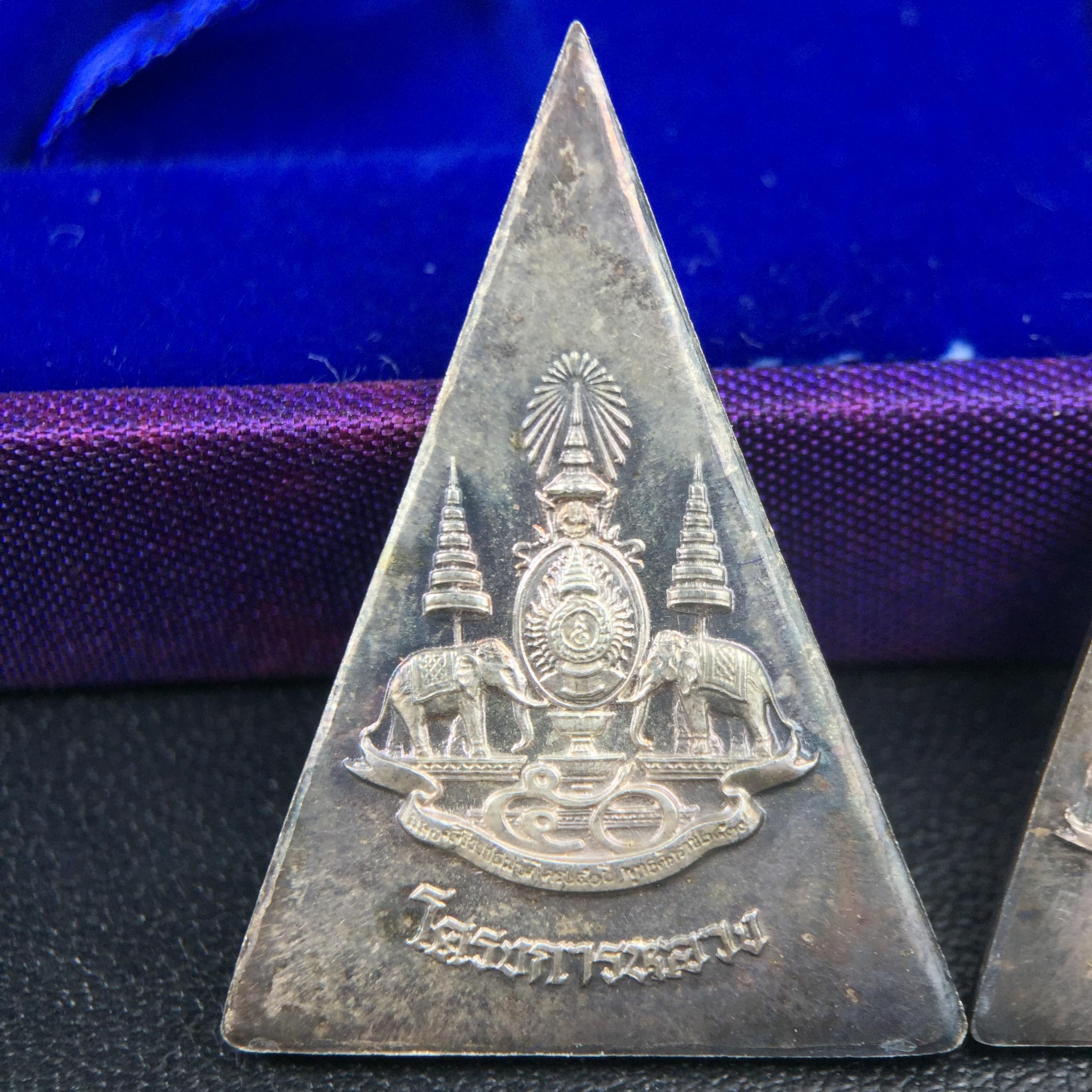 พระพุทธนวราชบพิตร พระพิมพ์จิตรลดา โครงการหลวง ปี2539 (พิมพ์ใหญ่+พิมพ์เล็ก) เนื้อเงินผิวเดิมขึ้นสีรุ่ง สวย แบบนิยมพร้อมกล่องบรรจุเดิม พิธีใหญ่ ปลุกเสกวัดพระแก้ว(1ชุด 2 องค์)