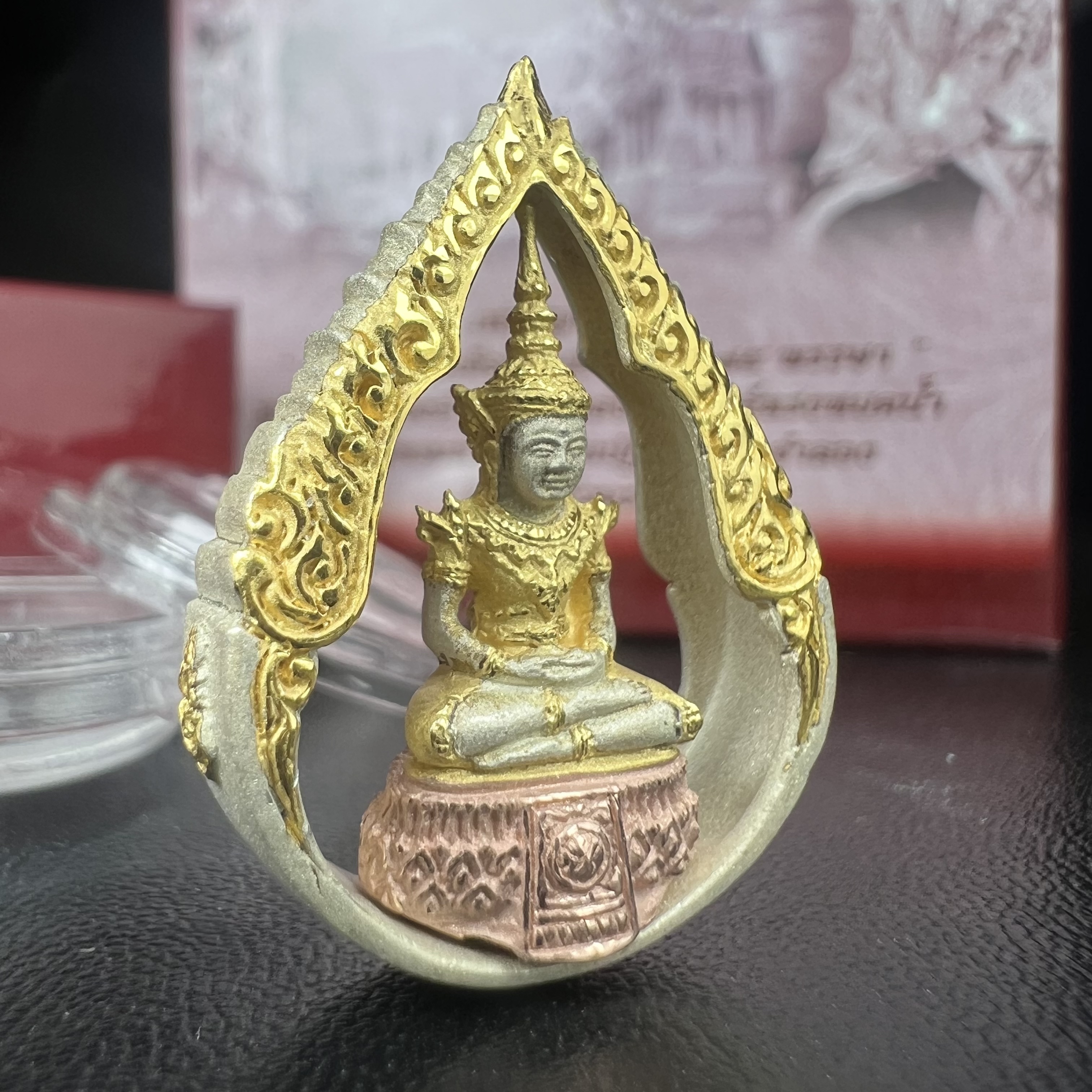 พระแก้วมรกต ภปร.(รุ่นแรก) ปี2545 รุ่นฉลองกรุงรัตนโกสินทร์ครบ 220 ปี พิมพ์ลอยองค์ทรงหยดน้ำ เนื้อเงินบริสุทธิ์ 92.5% (สามกษัตริย์) ขนาด 18*27 มม. พร้อมกล่องบรรจุเดิม สวยครบสมบูรณ์