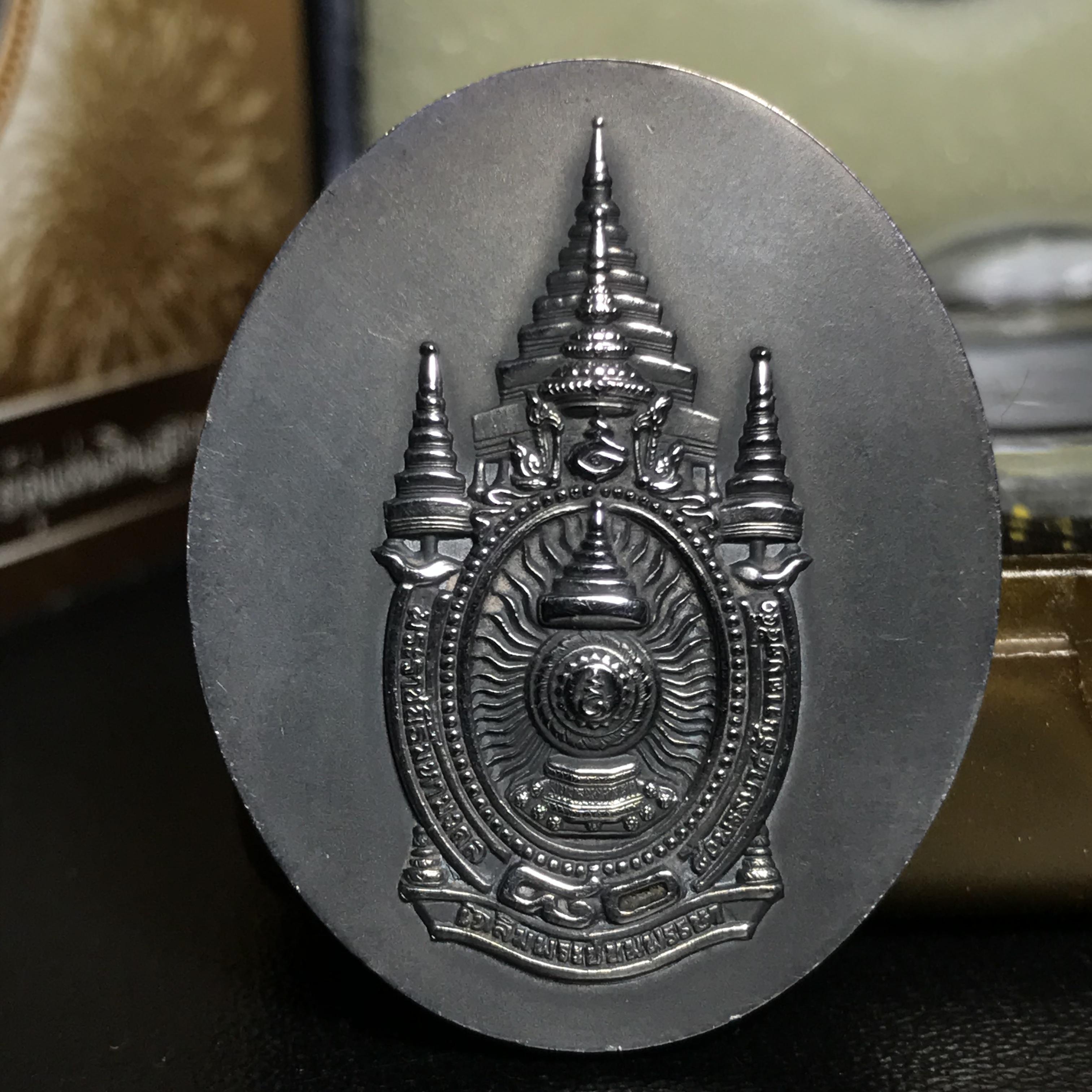 เหรียญรูปหล่อพระบาทสมเด็จพระเจ้าอยู่หัว ในหลวงทรงงาน “รุ่นเย็นศิระเพราะพระบริบาล 80พรรษา มหากษัตริย์คู่แผ่นดินสยาม” พ.ศ.2550 เนื้อเงินรมดำ(ขนาด 27*35 มม.)สภาพสวยผิวเดิมขึ้นสีรุ้งแบบนิยม พร้อมกล่องบรรจุเดิมครบ