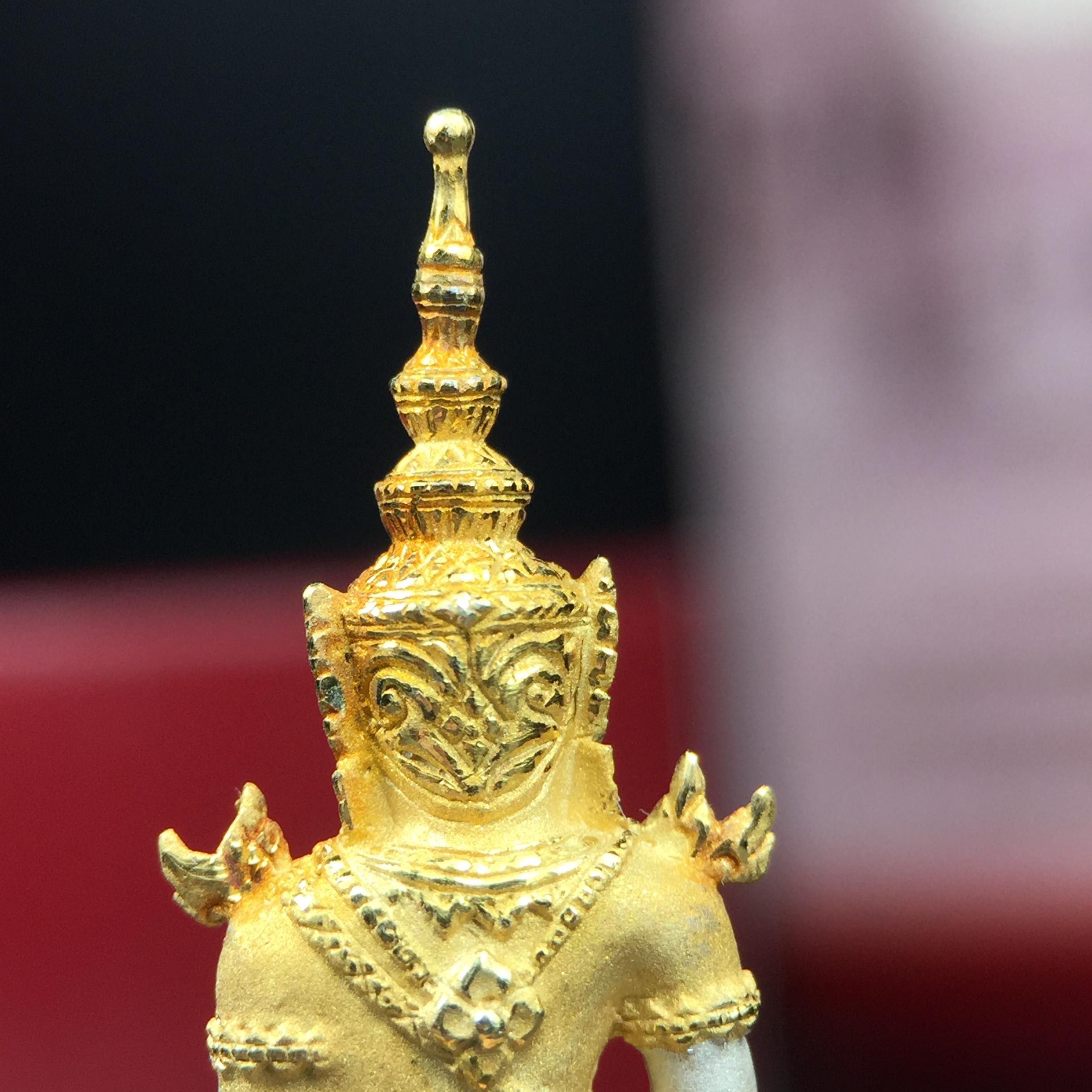 พระแก้วมรกต ภปร.(รุ่นแรก) ปี2545 รุ่นฉลองกรุงรัตนโกสินทร์ครบ 220 ปี พิมพ์ลอยองค์ใหญ่ เนื้อเงินบริสุทธิ์ 92.5% (สามกษัตริย์) ขนาด 19*35 มม. พร้อมกล่องบรรจุดิม สวยครบสมบูรณ์