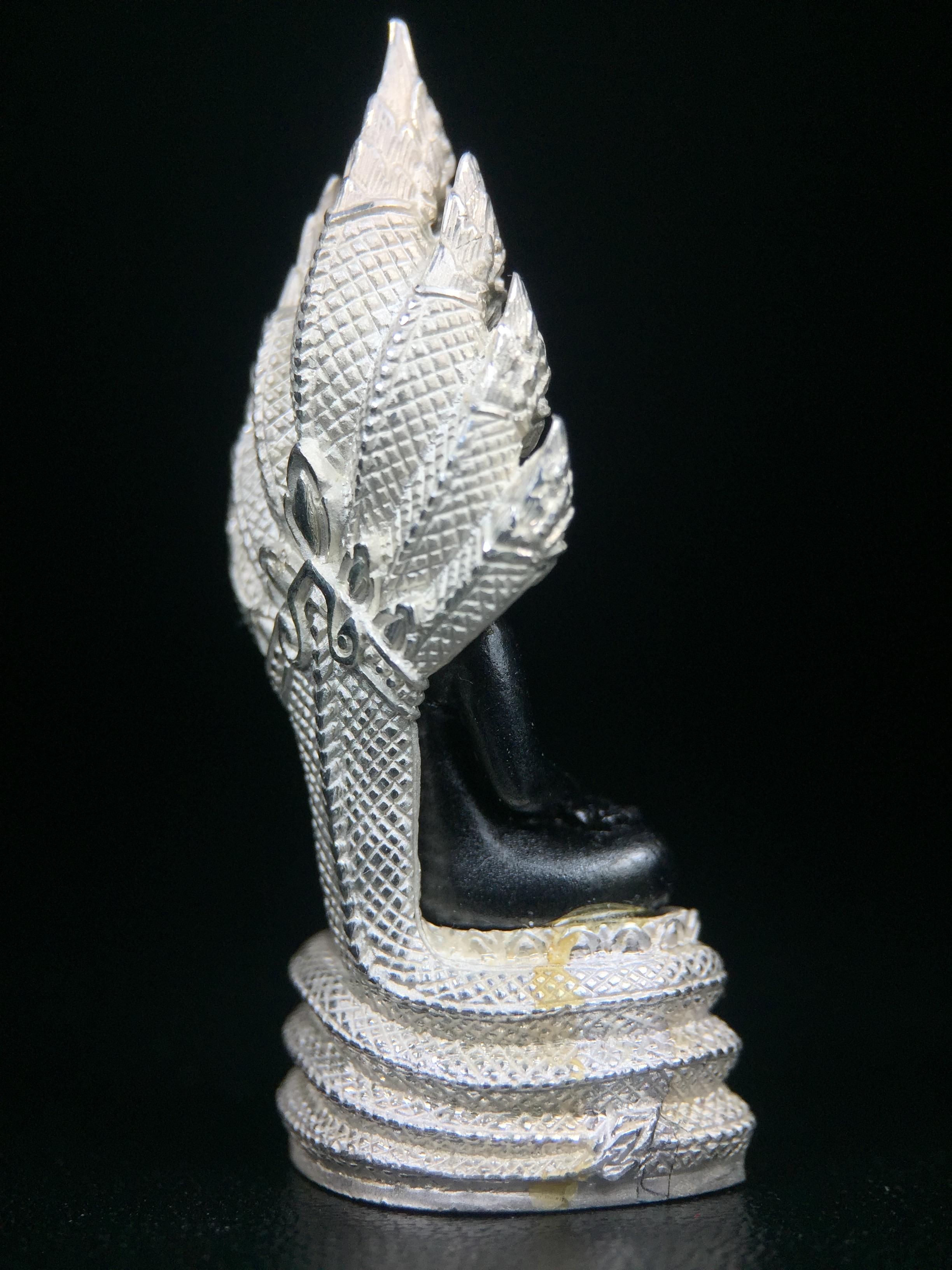 พระนาคปรก สธ. รุ่นสร้างพระอุโบสถเฉลิมพระเกียรติ 4 รอบ 84 พรรษา สมเด็จพระเทพรัตนราชสุดาฯ วัดบวรนิเวศวิหาร ปี 2543 พิมพ์ใหญ่ องค์พระเนื้อนวโลหะ ฐานนาคปรกเนื้อเงิน(สภาพ สวย )พิธีใหญ่ พุทธศิลป์งดงาม หายาก(องค์หมายเลขสวย ๘๓๘) (1 ใน 1999 องค์)