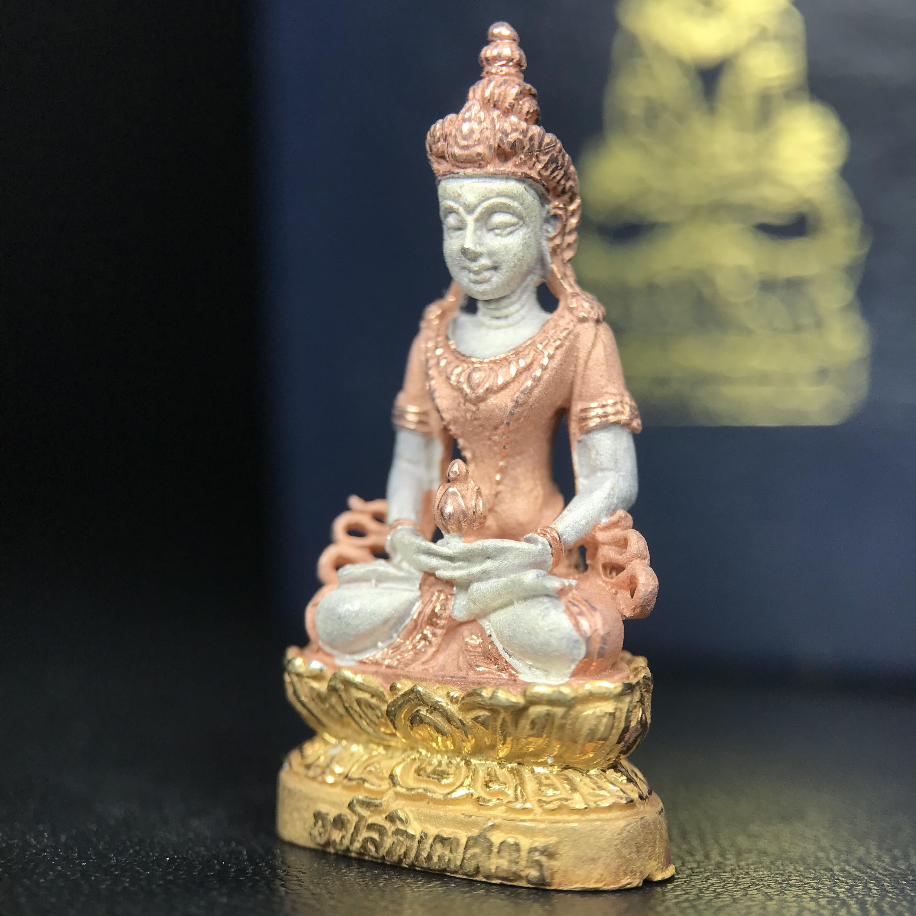 พระอวโลกิเตศวร เมตตา มหาบารมี พิธีพุทธาภิเษก ณ อุโบสถ วัดบวรนิเวศวิหาร 3 พฤษภาคม 2540 เนื้อเงินสามกษัตริย์ ขนาด 3.2 x 2.7 ซม. ตอกโค๊ตใต้ฐานพร้อมกล่องบรรจุเดิม สวย ครบ สมบูรณ์(รุ่นนี้หายาก พบเจอน้อยมาก)