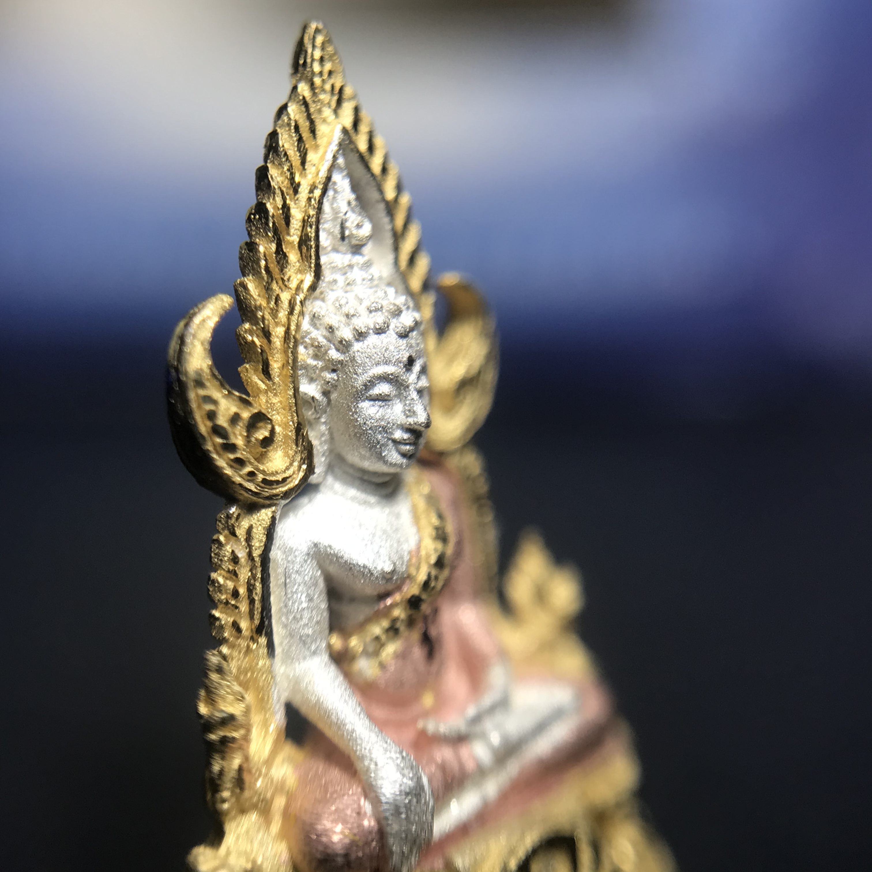 พระพุทธชินราช ภปร. โครงการ เพราะแผ่นดินนี้คือแผ่นดินเกิด เนื้อเงินชุบสามกษัตริย์ ปี2551 ขนาดหน้าตัก1/4นิ้ว (สวยงามหายาก)