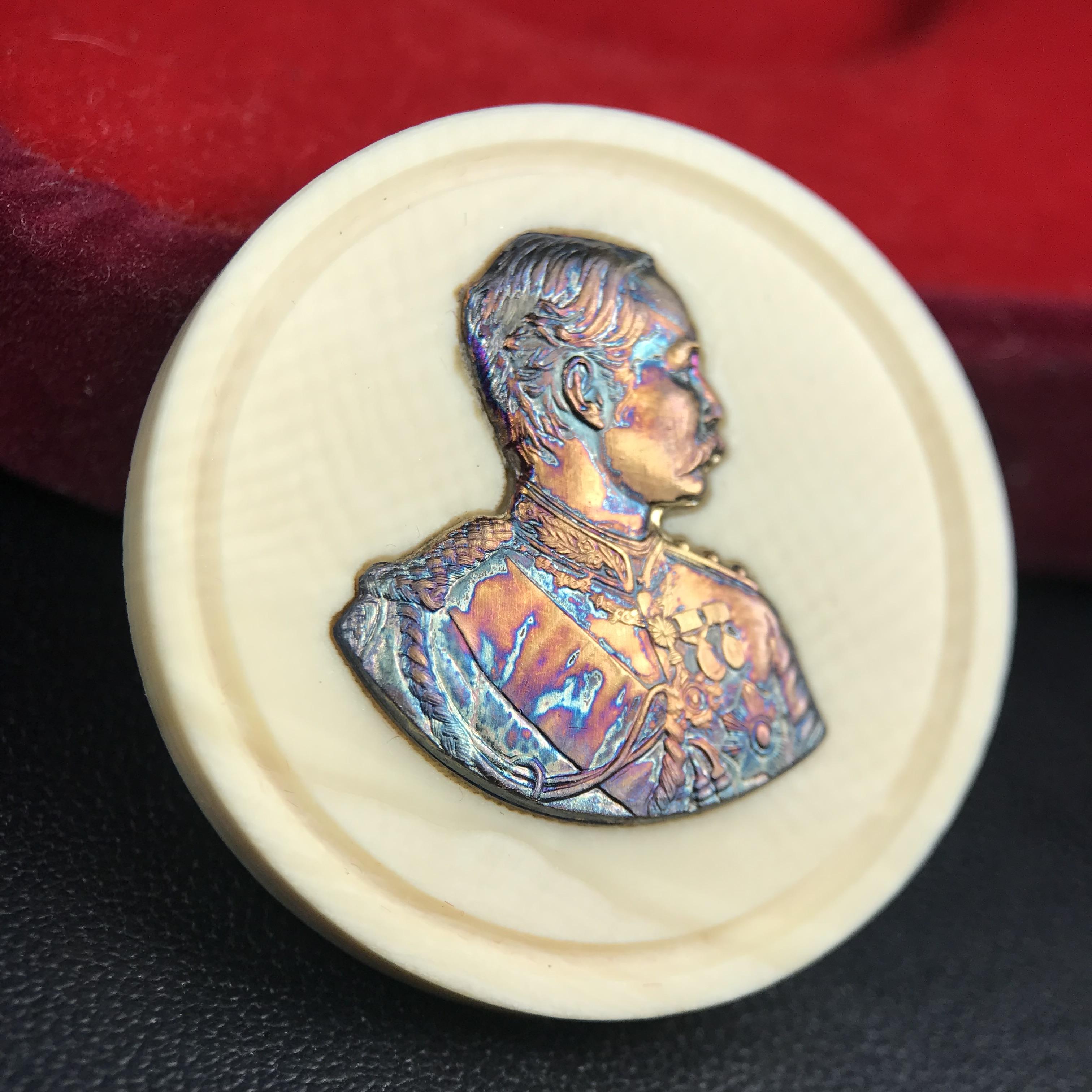 เหรียญรัชกาลที่ 5 คชสารหมื่นปี หลวงพ่ออุตตมะ วัดวังก์วิเวการาม ปี 2540 พิมพ์ใหญ่ขนาด 3.0 ซม. หน้ากากทองคำบริสุทธิ์ 99.99% (ผิวสวยเดิมขึ้นรุ้งงดงามธรรมชาติ)พร้อมกล่องบรรจุเดิมครบ(ควรคู่ผู้รู้คุณค่า ด้วยวัตถุมงคล เสริมบุญญาบารมี)