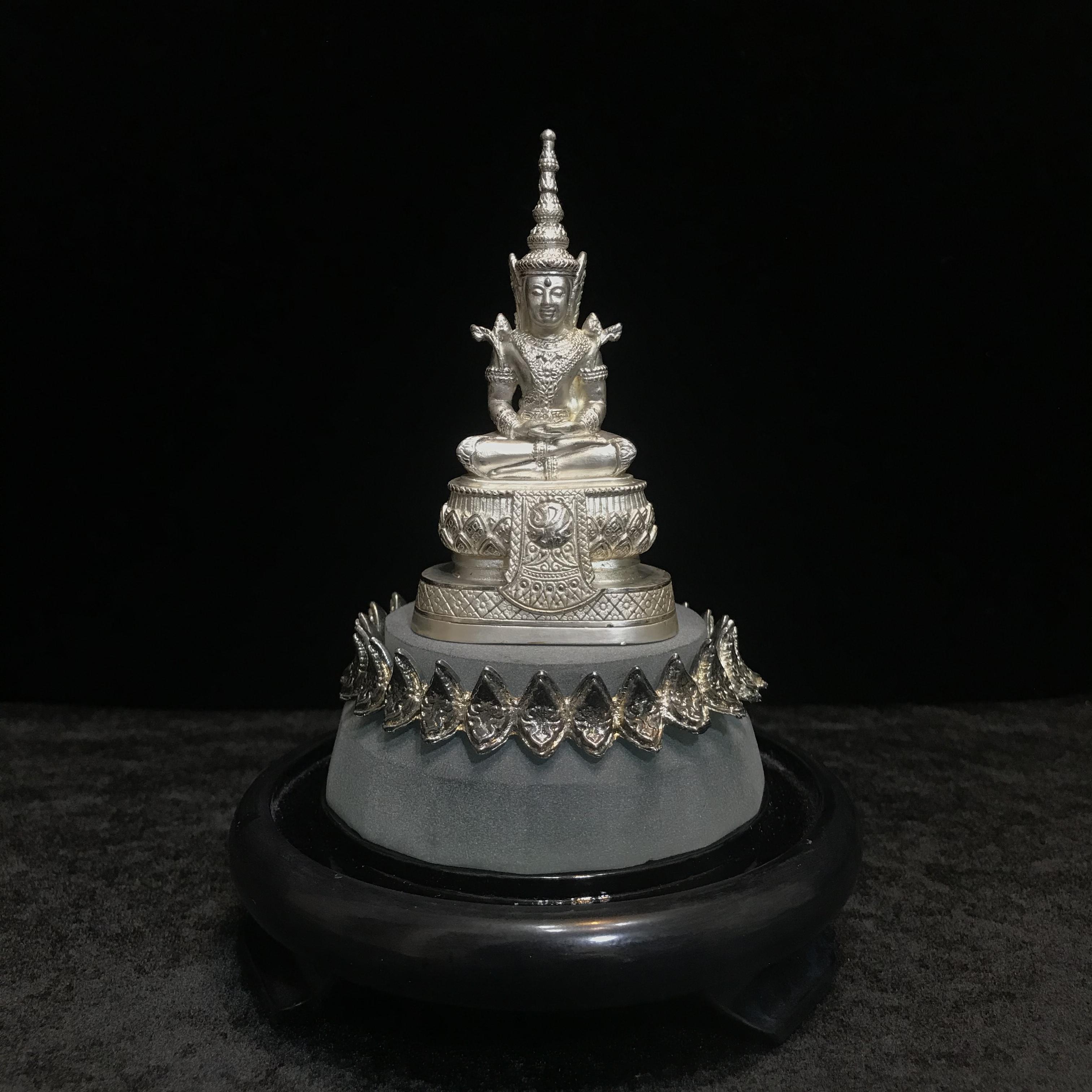 พระแก้วมรกต ภปร.(รุ่นแรก) ปี2545 รุ่นฉลองกรุงรัตนโกสินทร์ครบ 220 ปี หล่อลอยองค์ เนื้อเงิน ขนาดบูชา 50*90 มม. พร้อมฐานวางครอบแก้วเดิม(สวยงามและหายากมาก)