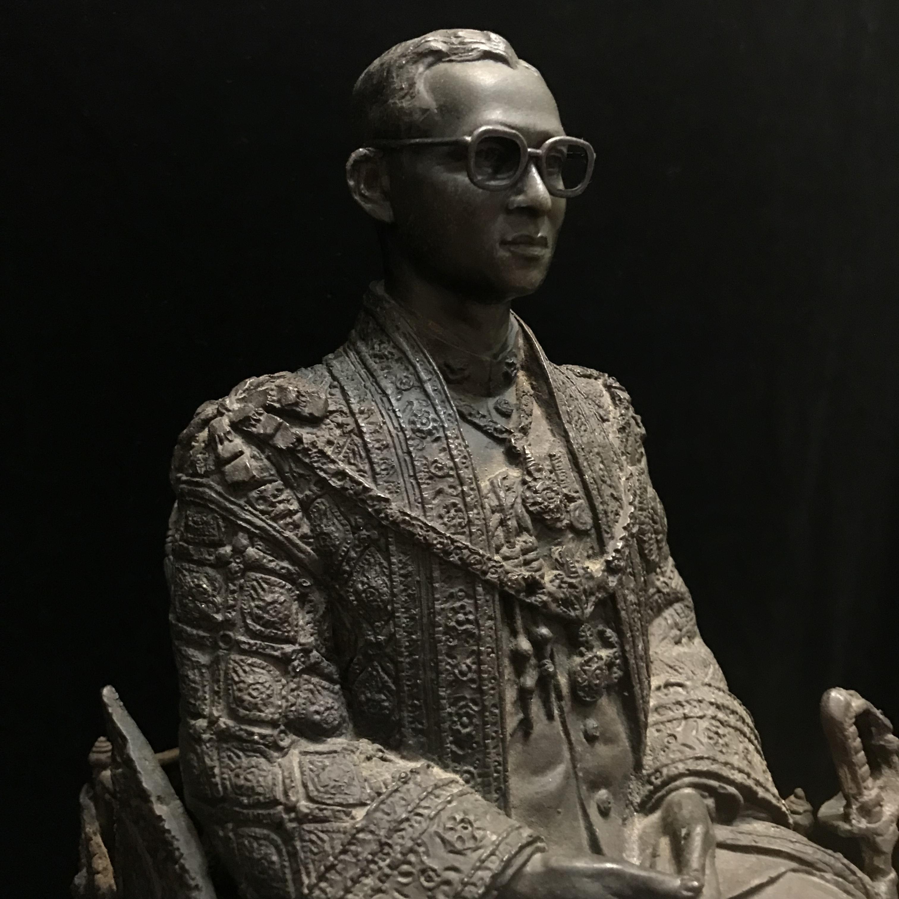 พระบรมรูปพระบาทสมเด็จพระเจ้าอยู่หัวรัชกาลที่9(นั่งบัลลังก์) กระทรวงมหาดไทยจัดสร้าง ปี2539(นิยม)