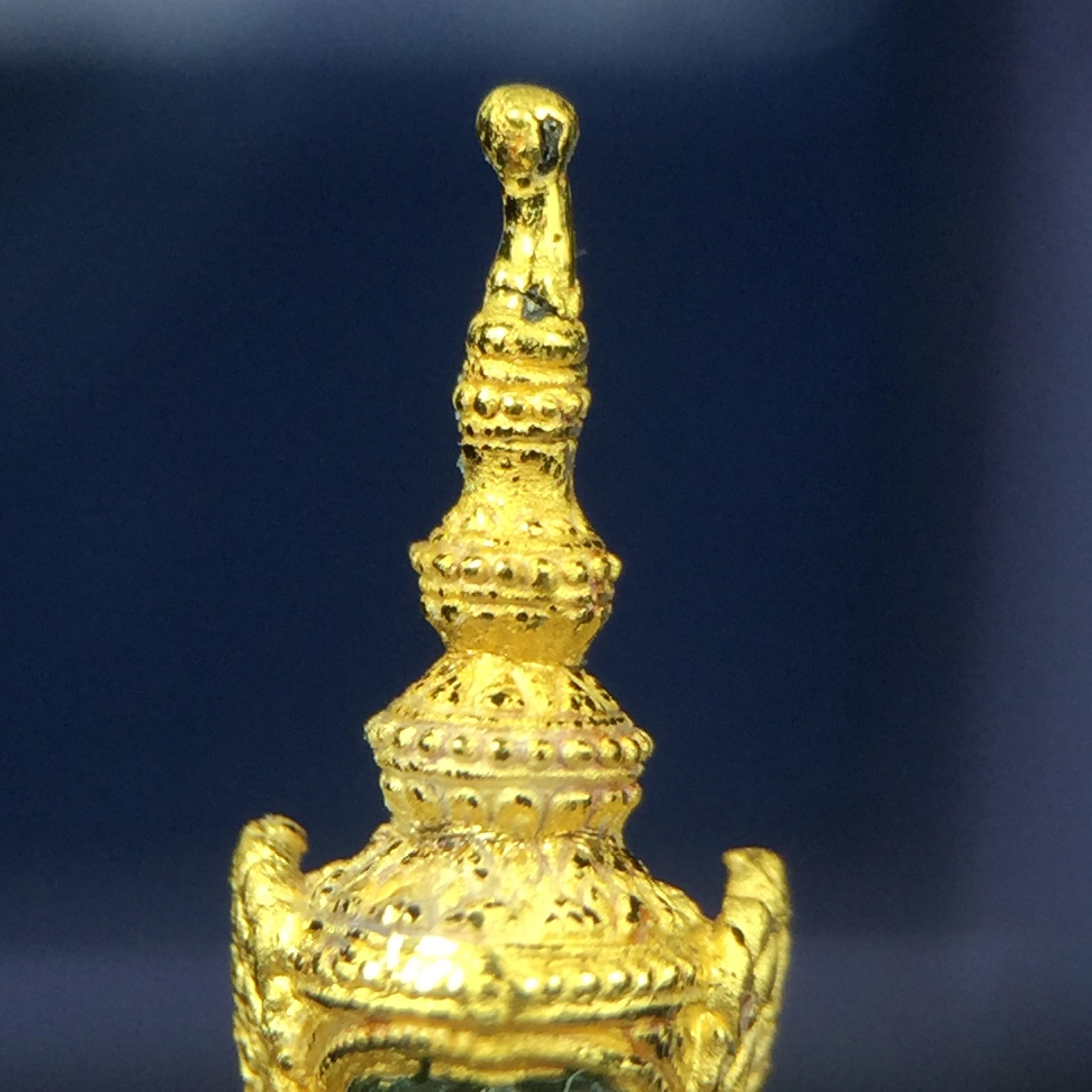 พระแก้วมรกต ภปร. จัดสร้างโดย รพ.ภูมิพลฯ ปี2547 ลอยองค์ขนาดหน้าตัก 1/2 นิ้ว เนื้อเรซิ่นหุ้มทองคำ99.99 งดงามทรงคุณค่าอีกหนึ่งรุ่นยอดนิยม หายาก