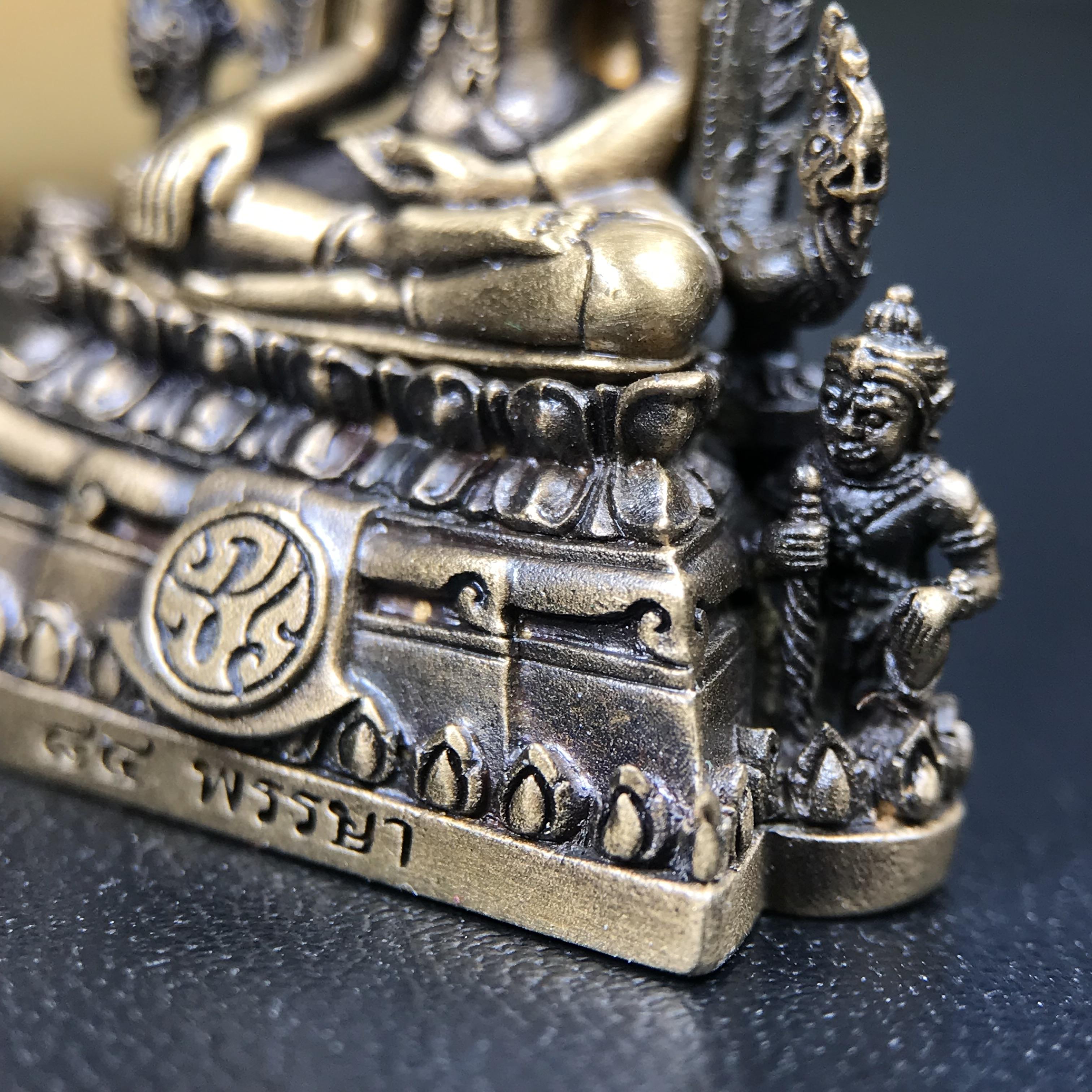 พระพุทธชินราช ภปร. 84 พรรษา ปี 2554 เนื้อบรอนซ์รมดำซาติน พิมพ์กลางขนาดหน้าตัก 1/2 นิ้ว(พระราชทานมวลสาร จิตรลดาและเส้นพระเจ้า(เส้นผม)รัชกาลที่9)พุทธศิลป์ทรงคุณค่าอีกหนึ่งรุ่นยอดนิยม(หมายเลข ๒๓๓๔))