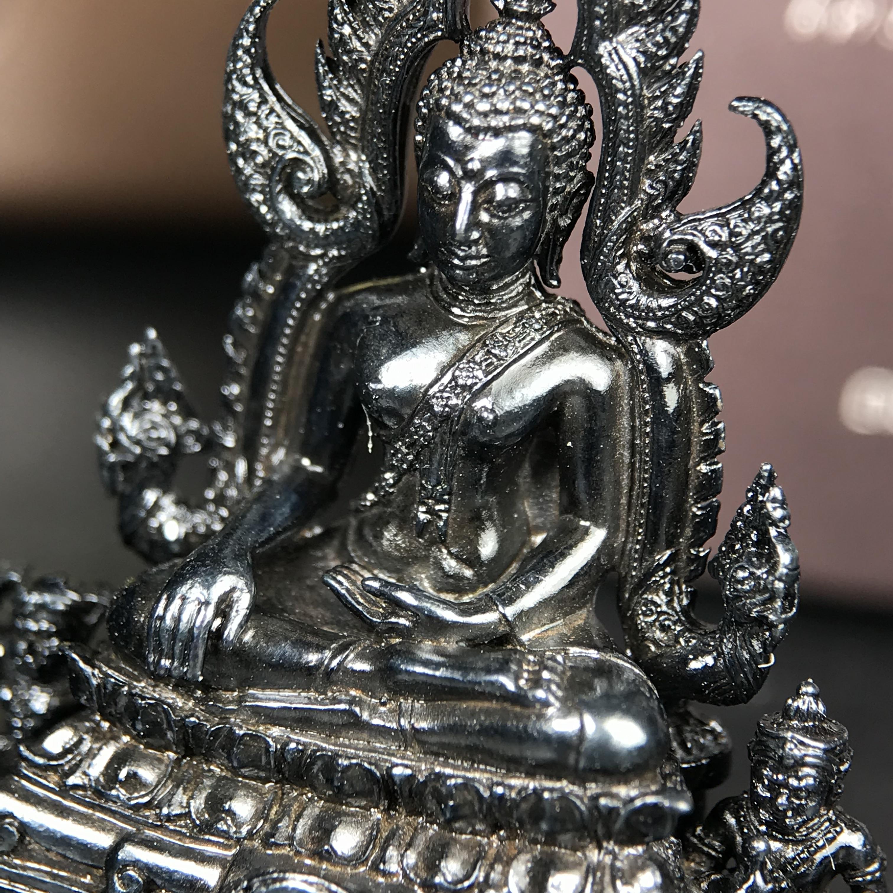 พระพุทธชินราช ภปร. โครงการ "เพราะแผ่นดินนี้ คือ แผ่นดินเกิด" ปี2548(รุ่นแรก) ลอยองค์ หน้าตัก 1/2 นิ้ว(ขนาด 3.5 x 2.5 ซม.) เนื้อเงินรมดำ(พุทธศิลป์จำลองเมื่อครั้งลอกทอง ครั้งที่3 เมื่อปี2547 ร้อยปีจะมีสักครั้ง "พระพุทธชินราชองค์ดำ")