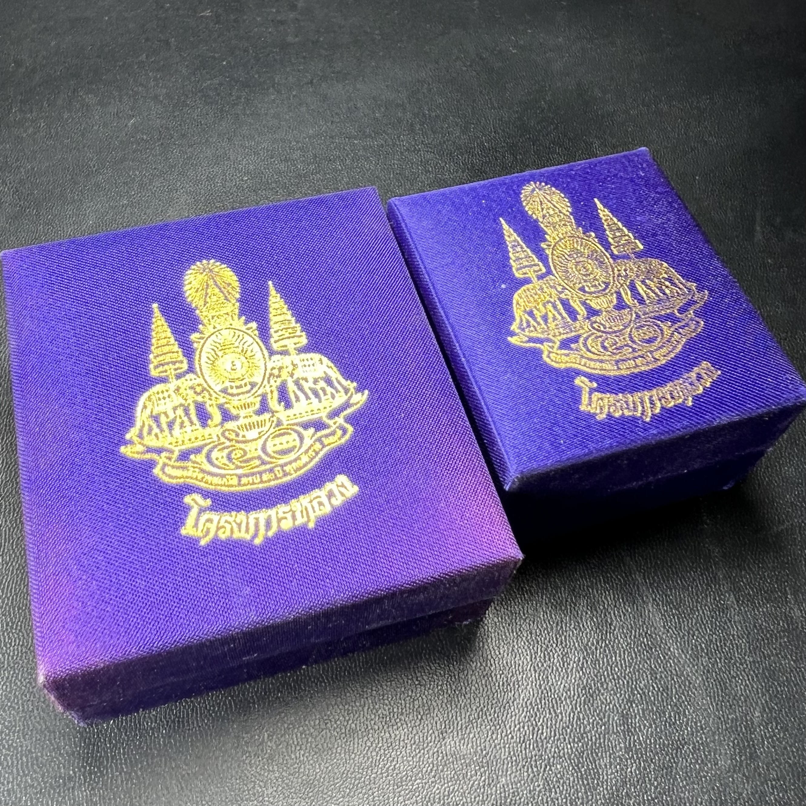 พระพุทธนวราชบพิตร พระพิมพ์จิตรลดา โครงการหลวง ปี2539 (พิมพ์ใหญ่+พิมพ์เล็ก) เนื้อเงินผิวเดิมขึ้นสีรุ่ง สวย แบบนิยมพร้อมกล่องบรรจุเดิม พิธีใหญ่ ปลุกเสกวัดพระแก้ว(1ชุด 2 องค์)