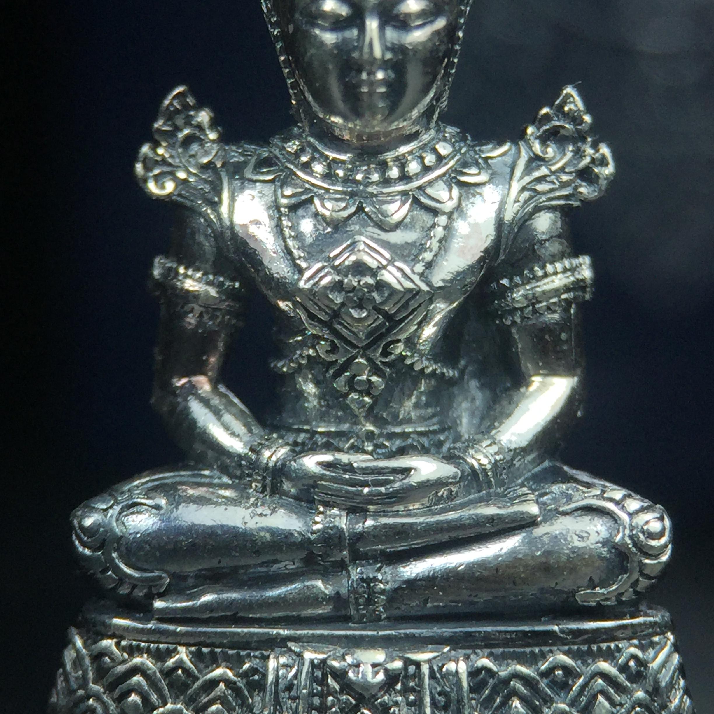 พระแก้วมรกต กรมสรรพสามิตจัดสร้างขึ้นเนื่องในโอกาสครบรอบ 64 ปีของกรมสรรพสามิต และเนื่องในวโรกาสที่พระบาทสมเด็จพระเจ้าอยู่หัวทรงครองราชย์ครบ 50 ปีในปีกาญจนาภิเษก เมื่อ พ.ศ.2539 เนื้อเงินรมดำขัดเงาพร้อมกล่องบรรจุเดิม