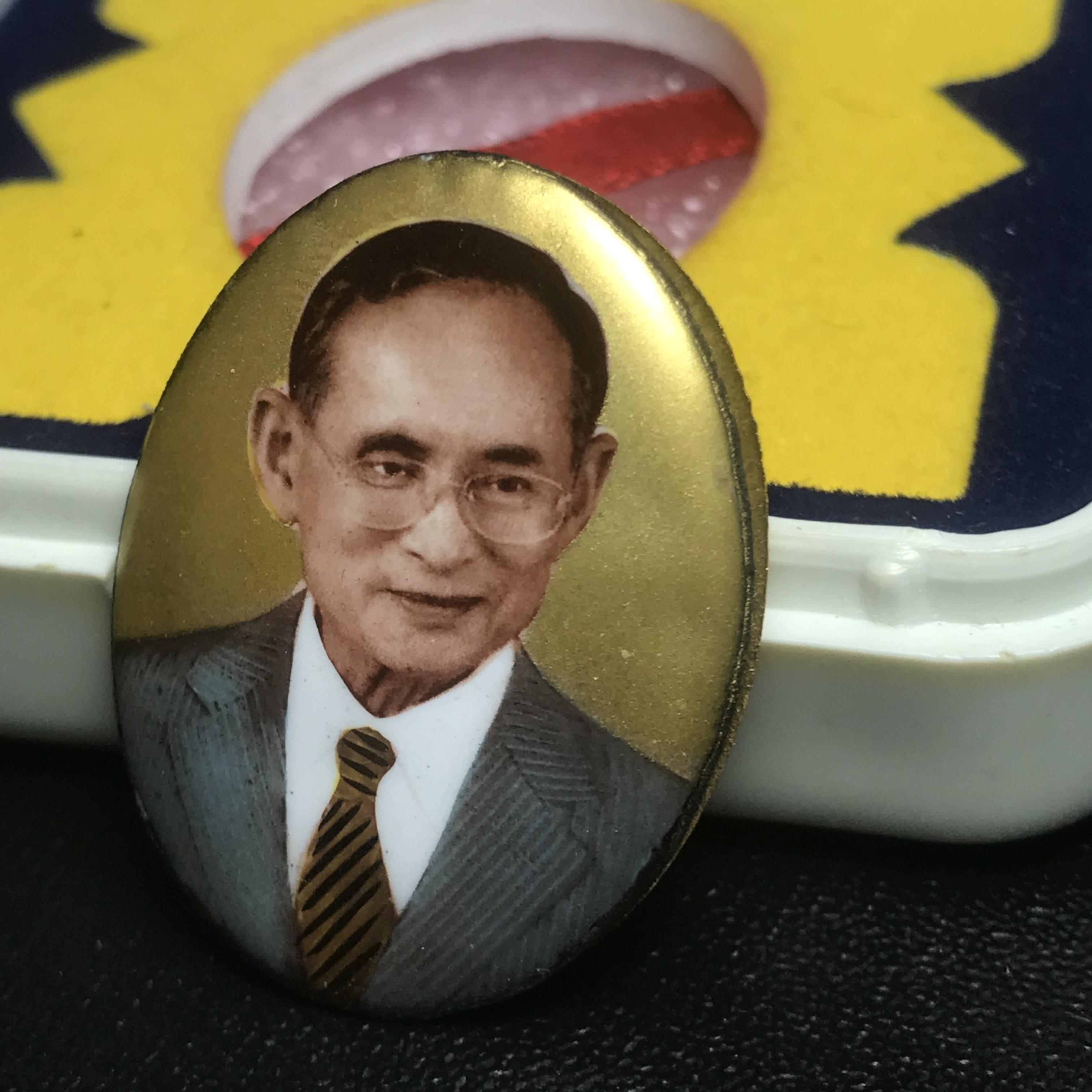 ล็อกเกตในหลวงรัชกาลที่9 ที่ระลึกครบ 25 ปี มูลนิธิศรีรัตนโกสินทร์ วัดสุทธาราม พ.ศ. 2550 พิมพ์ทรงวงรีรูปไข่เล็ก ฉากสีทอง หลังปิดแผ่นทองคำ ฝังพระยอดธง บรรจุมวลสารจิตรลดาและเกศาในหลวง ร.9 (หมายเลข 123)(นัมเบอร์สวยเลขเรียง)(นิยมหายากสุด)(1 ใน 422 องค์)