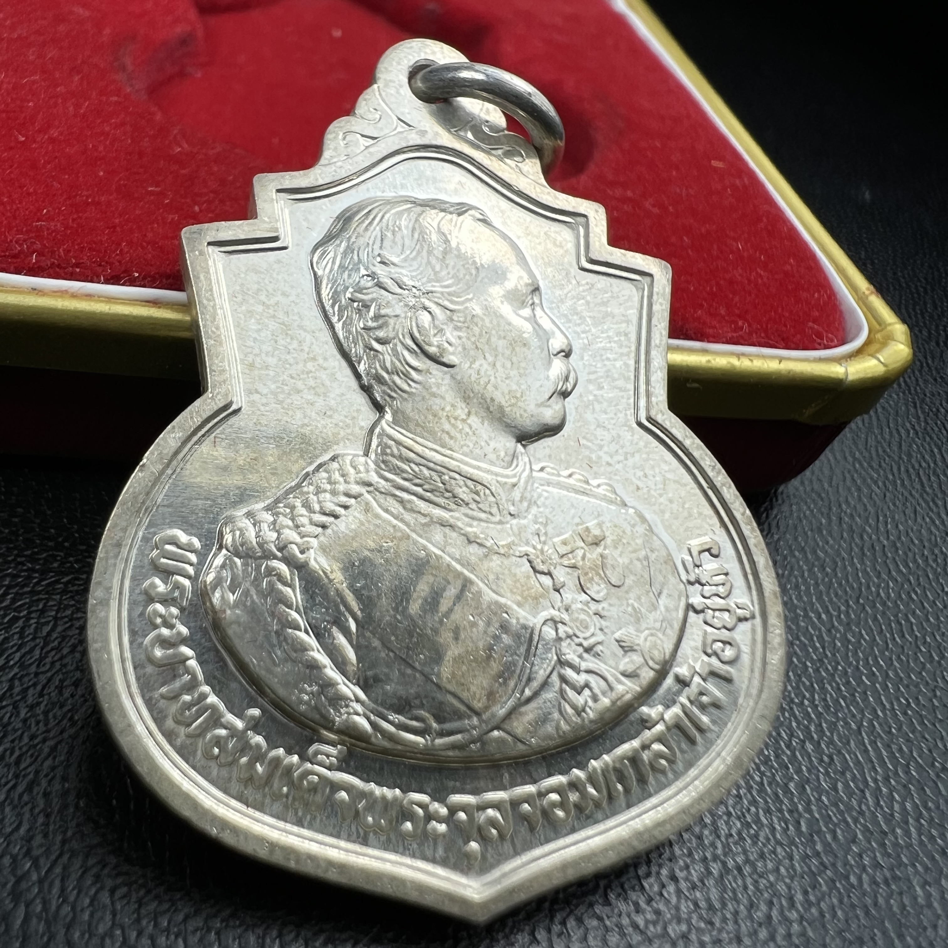 เหรียญที่ระลึกรัชกาลที่ 5 รุ่น ครบ 111 ปี โรงเรียนนายร้อยพระจุลจอมเกล้า ปี 2541 เหรียญทรงเสมาเนื้อเงิน(ขนาดสูง 3.5 ซม.) (ซีนซองเดิมกล่องเดิมครบ) ผลิตโดย กองกษาปณ์ กรมธนารักษ์ สมเด็จพระญาณสังวร สมเด็จพระสังฆราช วัดบวรนิเวศวิหาร ทรงเป็นประธาน(นิยม พิธีใหญ่)