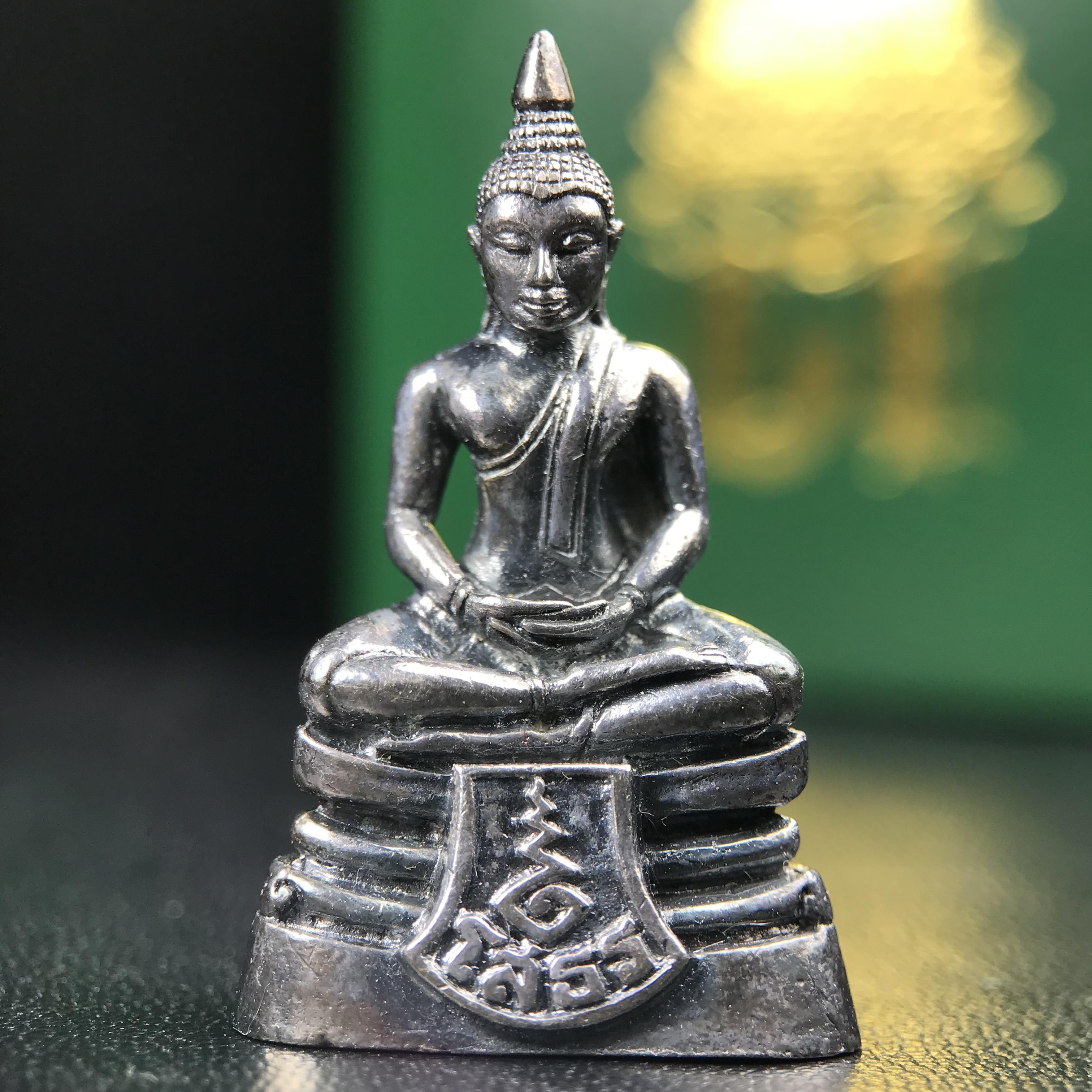พระพุทธโสธร รุ่น กศก. 120 ปี เนื่องในโอกาสครบ 120 ปี กรมศุลกากร กระทรวงการคลัง จัดสร้าง ปี 2537 เนื้อเงินบริสุทธิ์ 99.9% ผิวขัดเงาลงดำ(เข้มขลัง)(งานบริษัท แพรนด้า จิวเวลรี่)สวยงดงาม ทรงคุณค่า