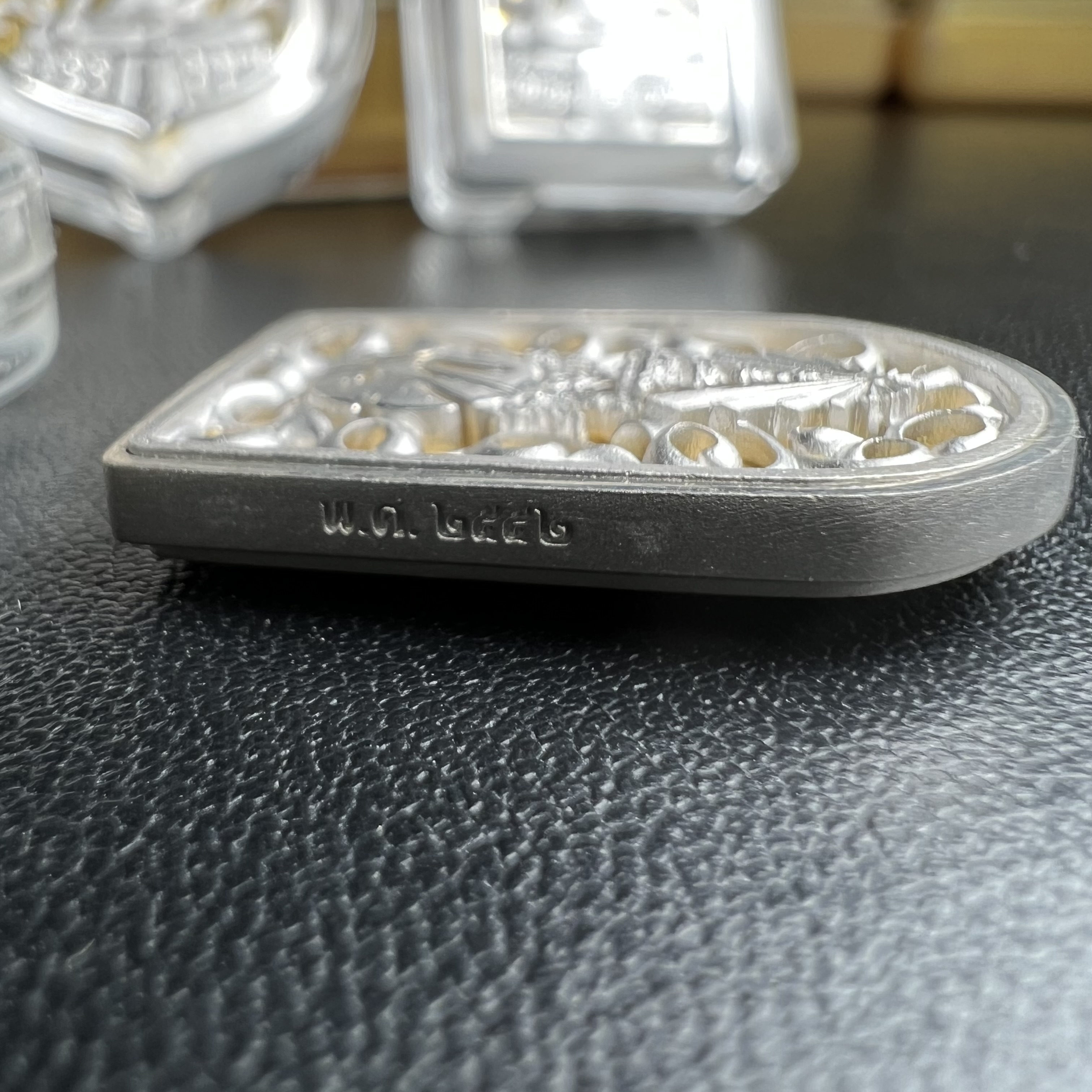 พระพุทธรูปคุ้มเกล้าฯ ภปร.(ใต้ร่มพระบารมี คุ้มเกล้า) 60ปี รพ.ภูมิพลฯ พ.ศ.2552 เหรียญเนื้อเงิน ชุบทองคำขาว(พิมพ์ รูปอาร์ม+รูปใบมะขาม+รูปห้าเหลี่ยม)(1ชุด 3 พิมพ์ ครบทุกแบบที่จัดสร้าง)1 ใน 5000 เหรียญ ครบชุดหายาก