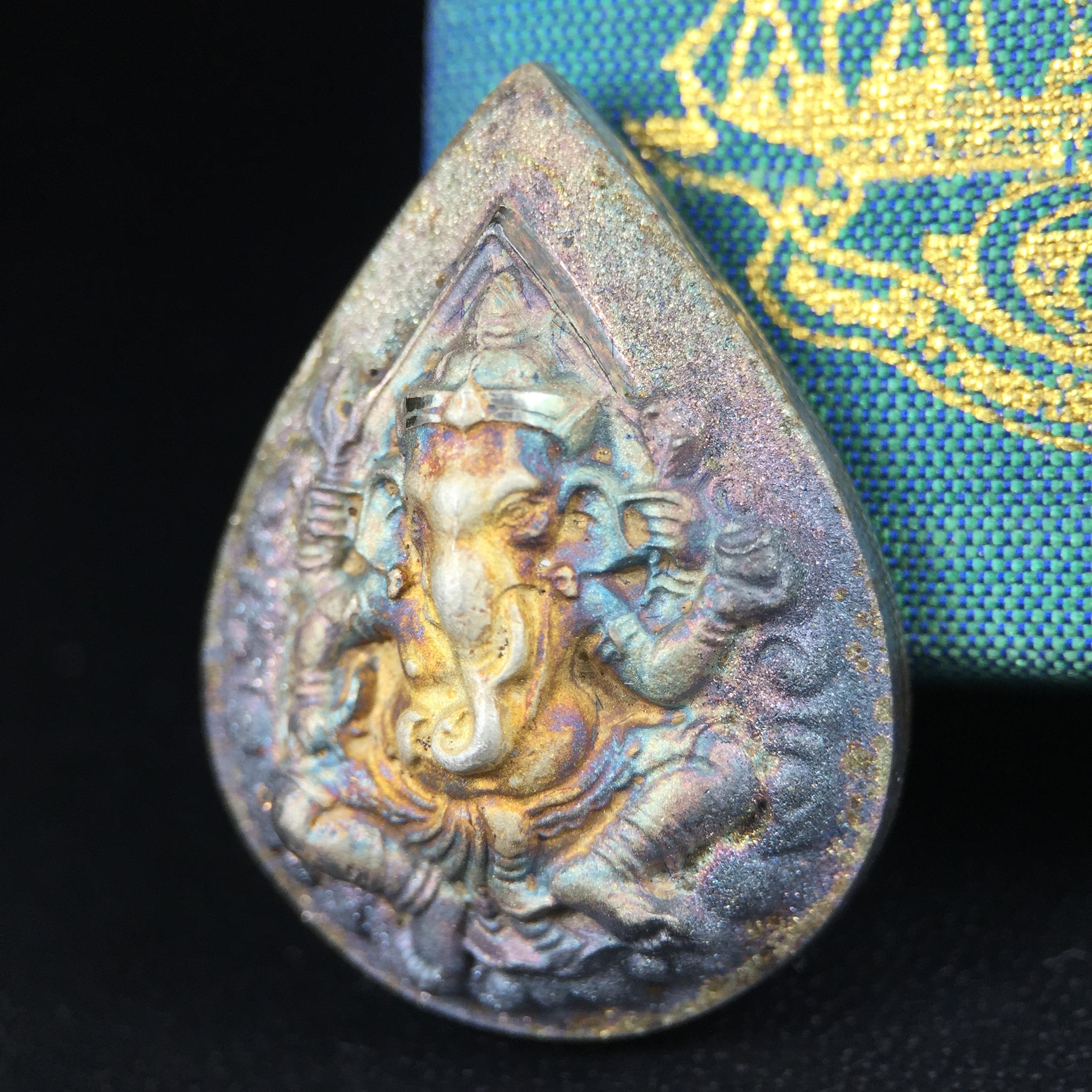 เหรียญพระพิฆเนศวร ญสส. ชุดกาญจนาภิเษกครองราชย์ 50 ปี พุทธศักราช 2538 พิมพ์ใหญ่(2.9 ซม.) เนื้อเงินผิวเดิมกลับดำขึ้นสีรุ้งเข้มขลังงดงามธรรมชาติสร้างสรรค์ สภาพสวยเดิมพร้อมกล่องบรรจุเดิม ตอกโค๊ดหมายเลขกำกับ(1ใน 5539องค์)